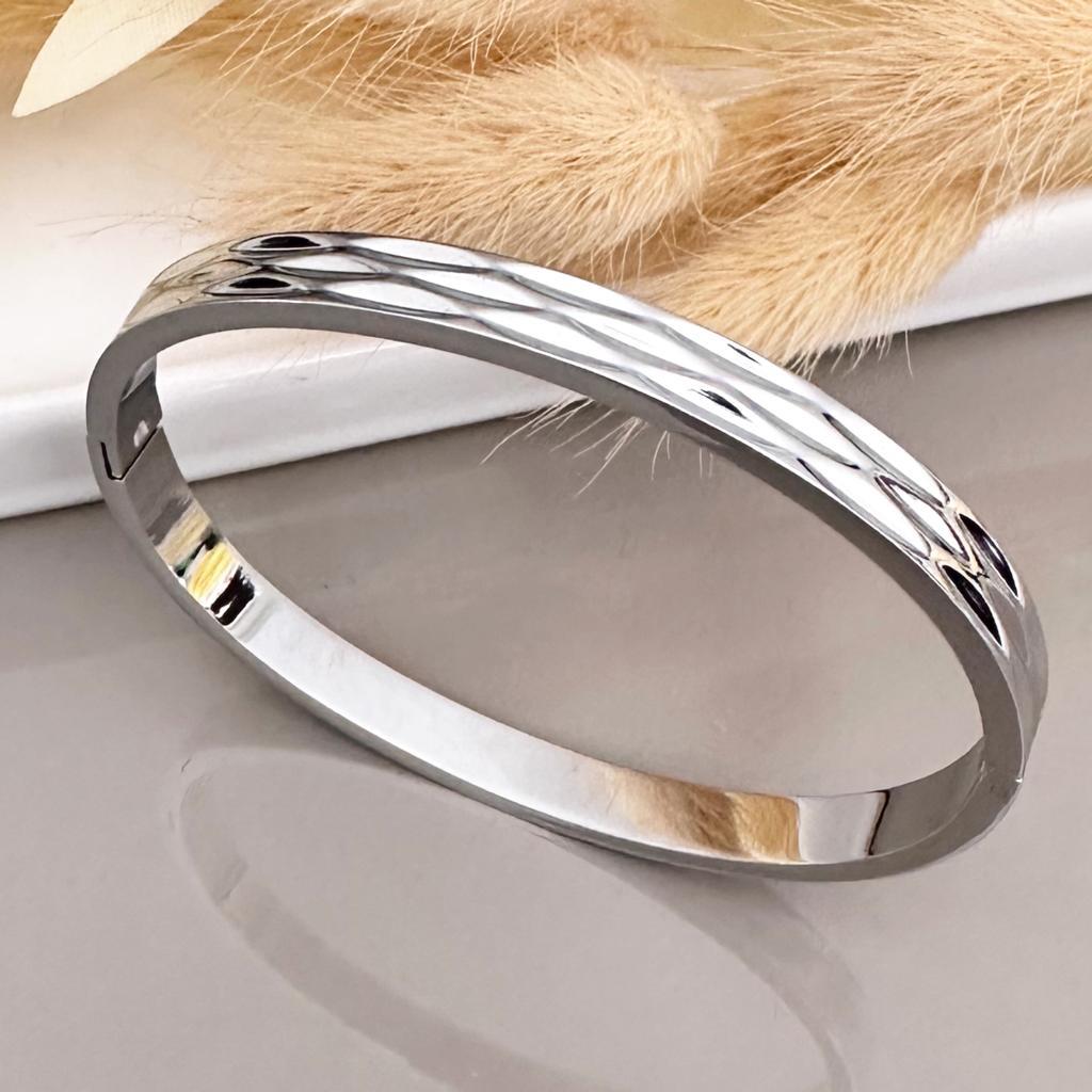 Sade Oyma Desenli Gümüş Renk Çelik  Kelepçe