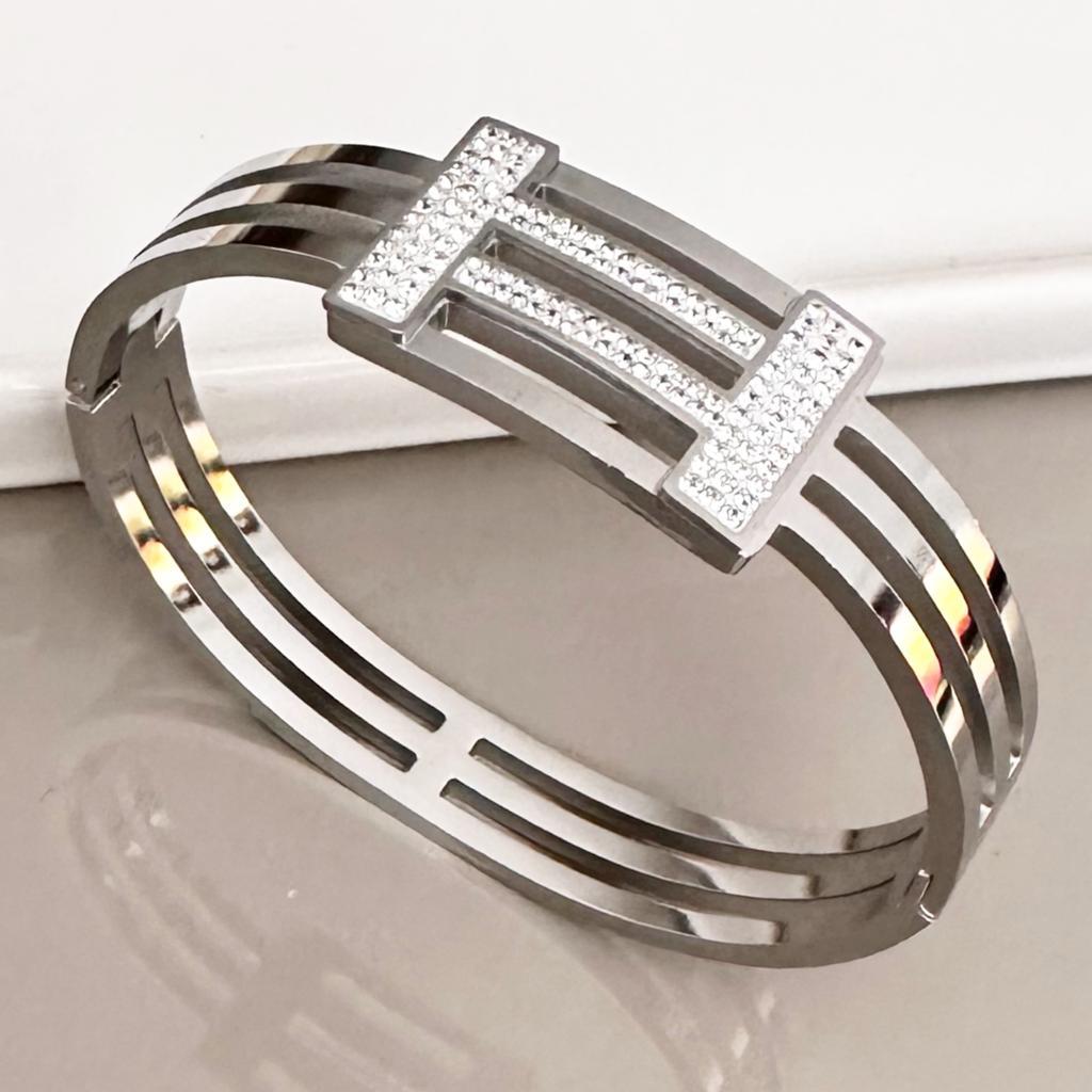 Taşlı Gümüş Renk Kaburga Model Çelik  Kelepçe