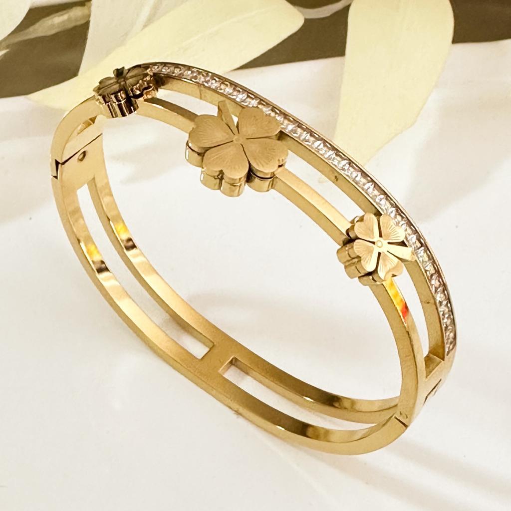 Üç Yonca Taşlı Altın Kaplama Çelik Kelepçe