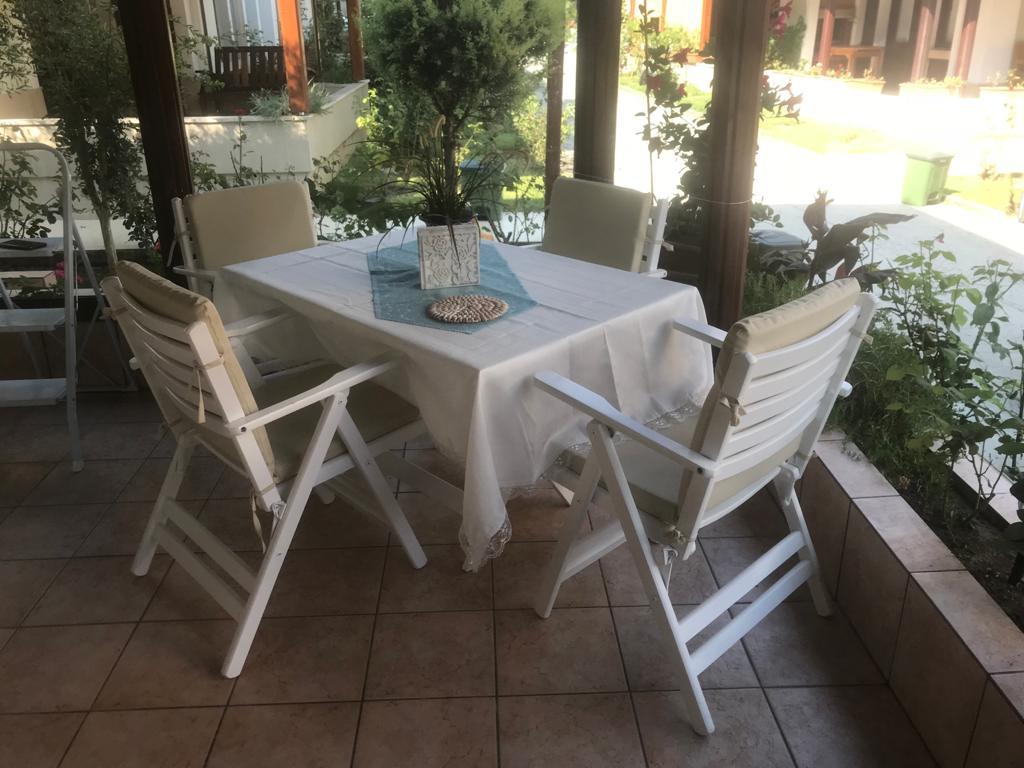 Antalya Ahşap Masa Sandalye Takımları Beyaz -4 Kişilik Düz Minderli Katlanır Bahçe Balkon Set