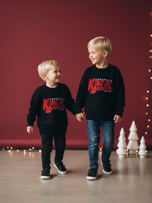 Erkek Çocuk Yakası Düğme Detaylı Yazılı Kazak