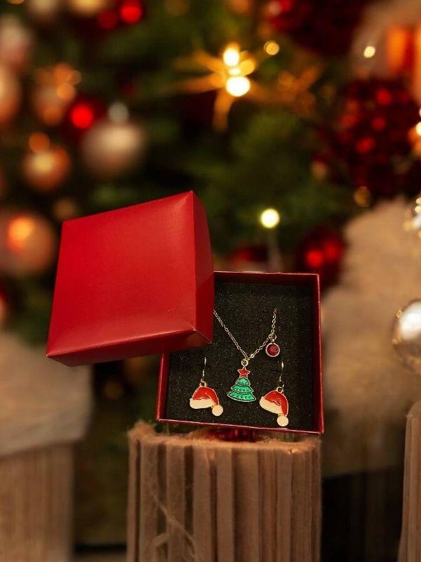 Yılbaşı Temalı Kutulu Çam Ağaçlı ve Şapka Charmlı Kolye Küpe Tasarım Set