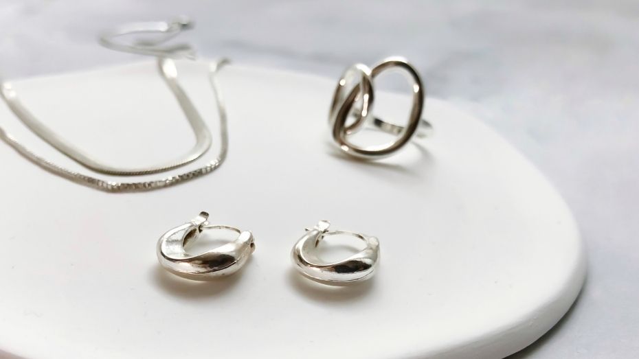 Minimal Takı Tasarımlarının Moda Dünyasındaki Yükselişi