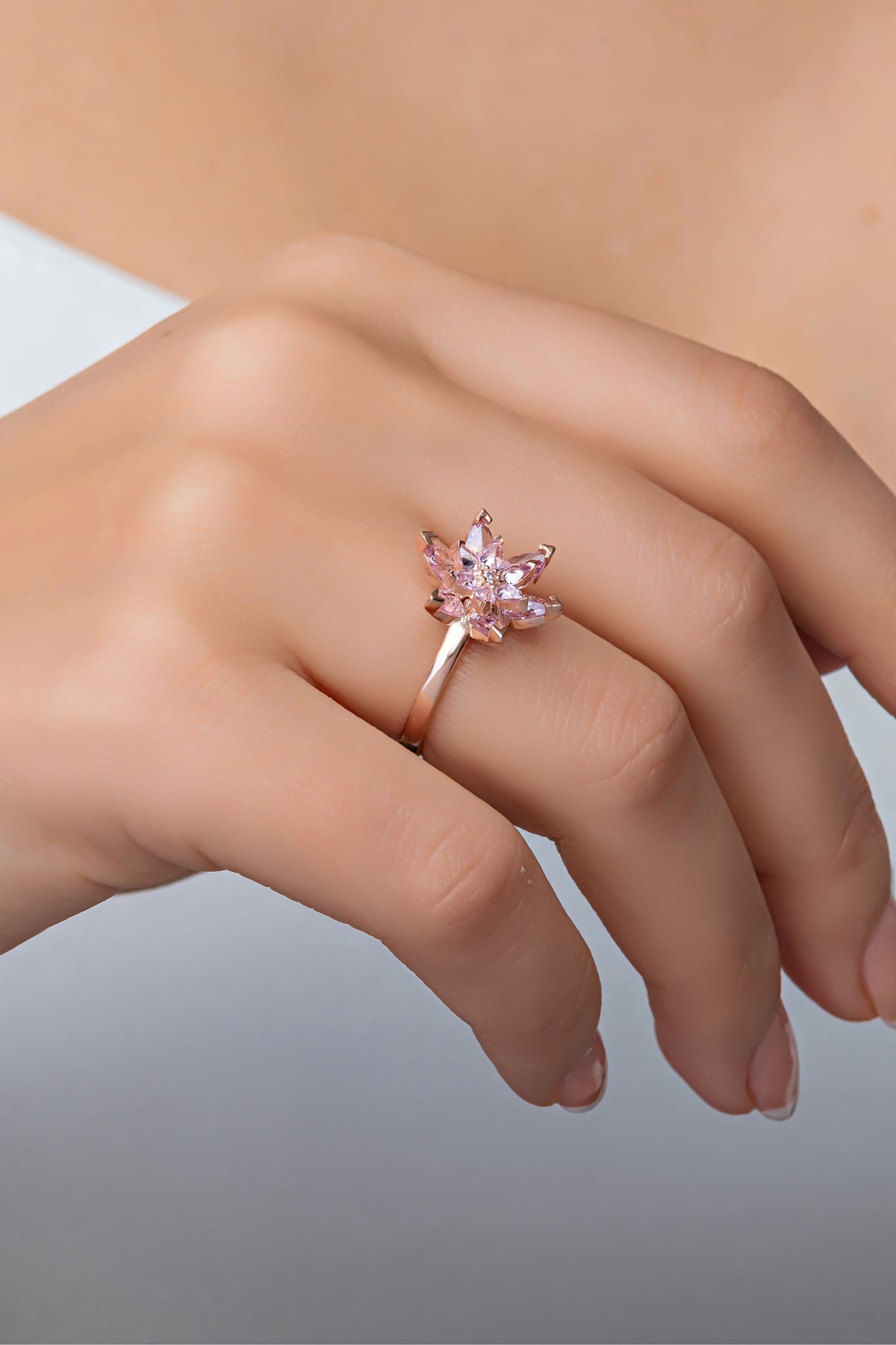 925 Ayar Gümüş Ayarlanabilir Pembe Taşlı Lotus Çiçeği Yüzük