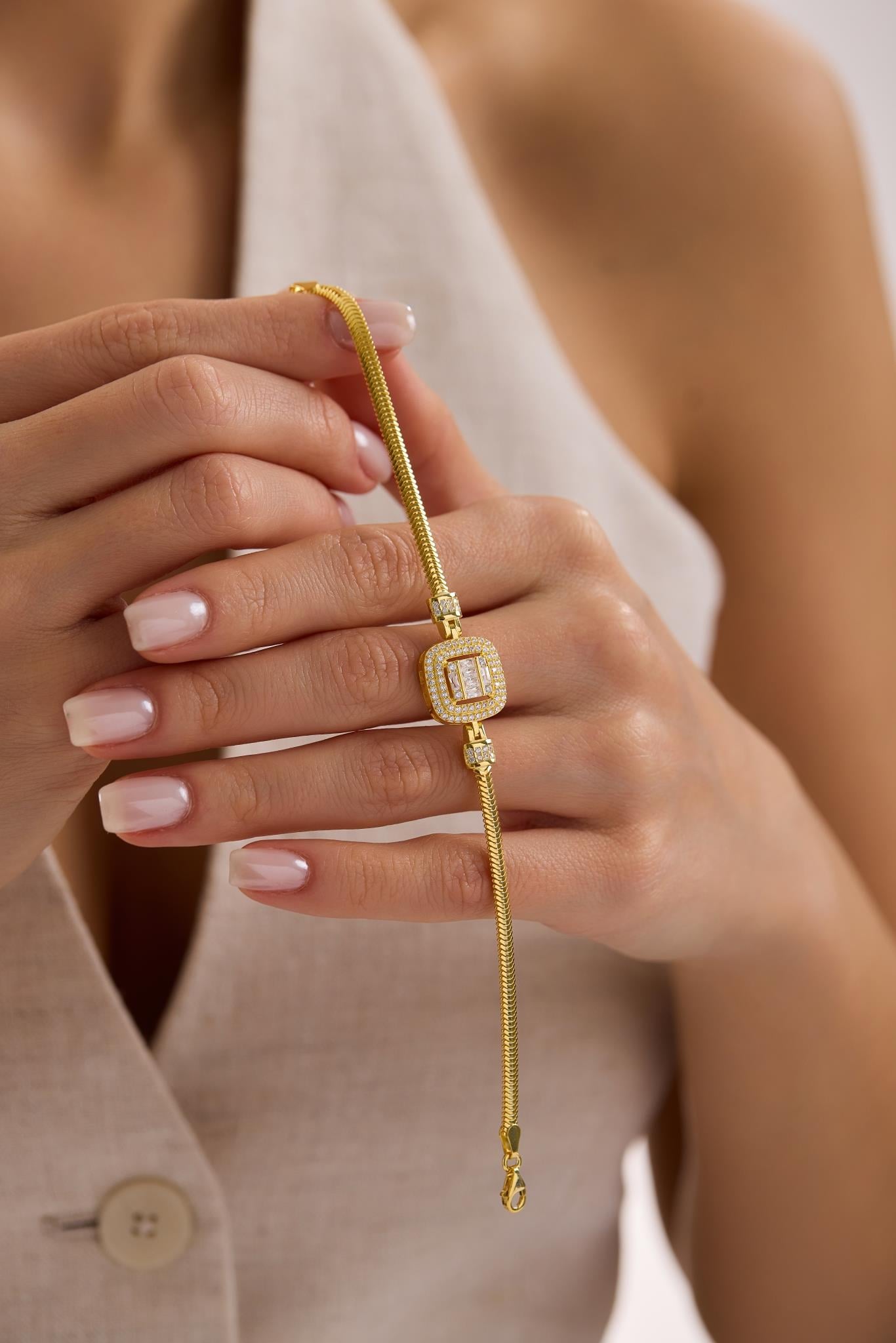 925 Ayar Gümüş Balık Sırtı Model Zincirli Gold Kaplama Çerçeveli Baget Taşlı Bileklik
