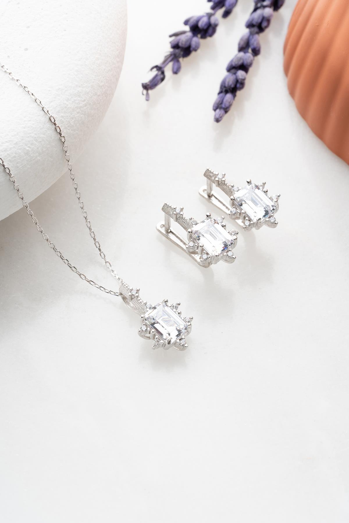 925 Ayar Gümüş Beyaz Baget Taşlı Küpe Ve Kolye Set