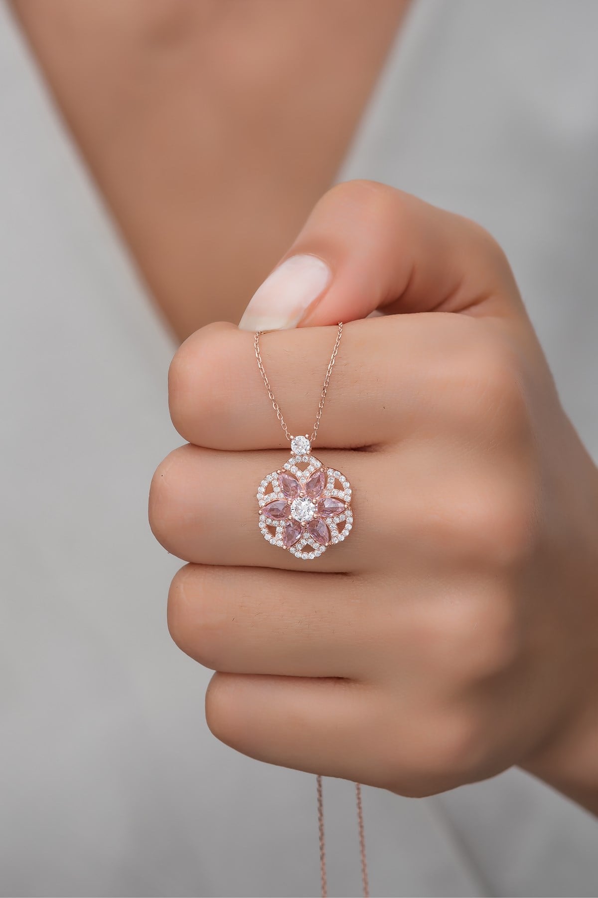 925 Ayar Gümüş Desenli Pembe Taşlı Lotus Çiçeği Kolye