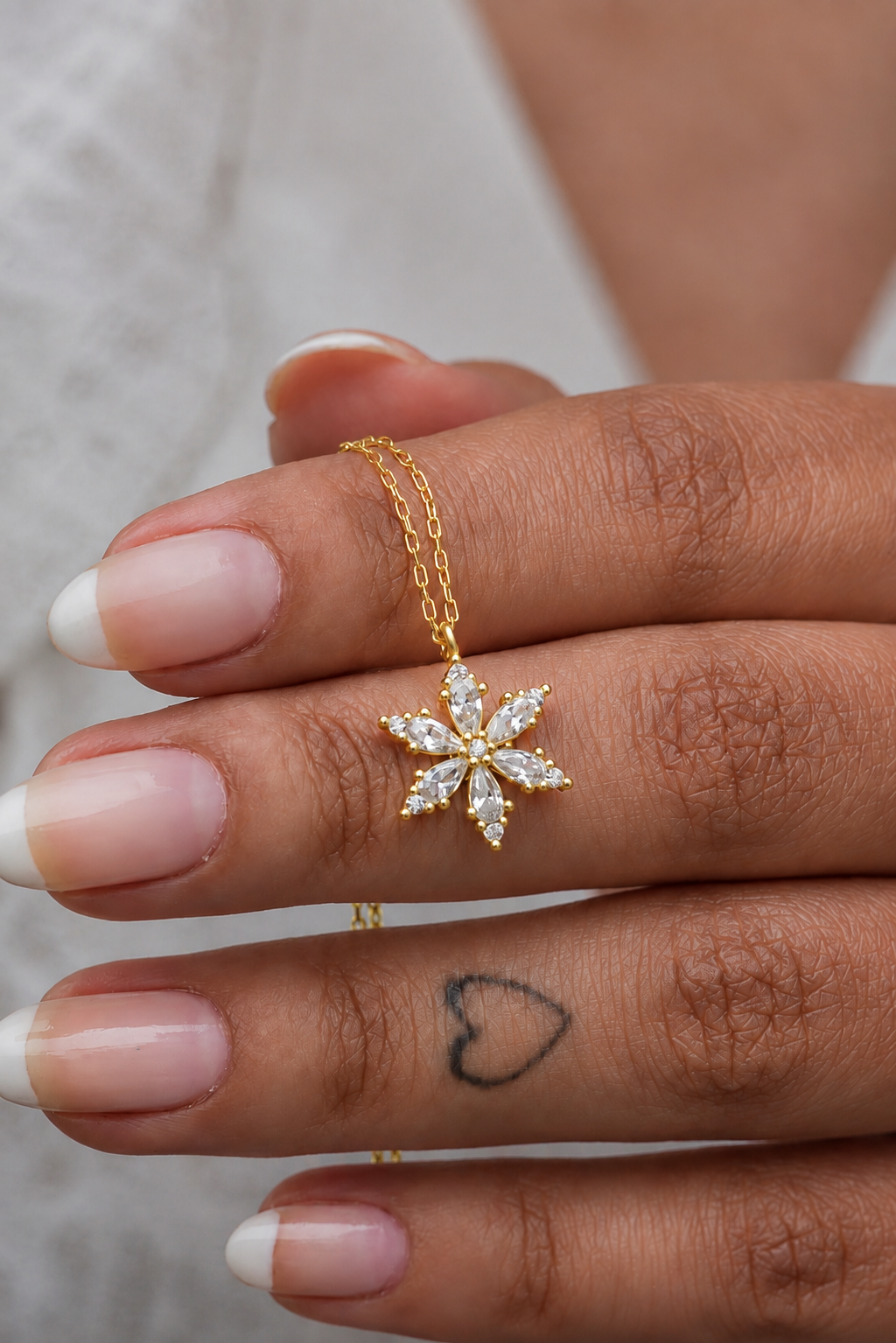 925 Ayar Gümüş Gold Beyaz Taşlı Lotus Kamelya Çiçeği Kolye
