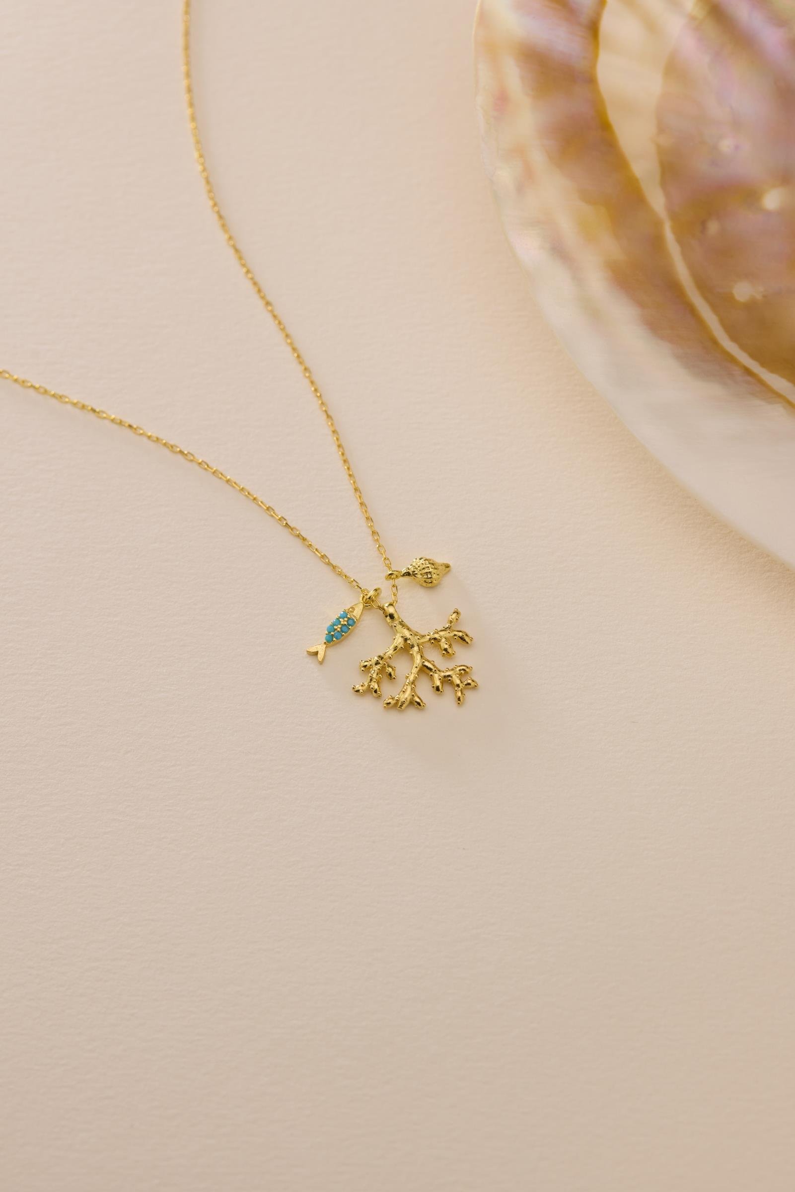925 Ayar Gümüş Gold Kaplama Balık Ve Deniz Kabuğu Detaylı Deniz Mercanı Kolye