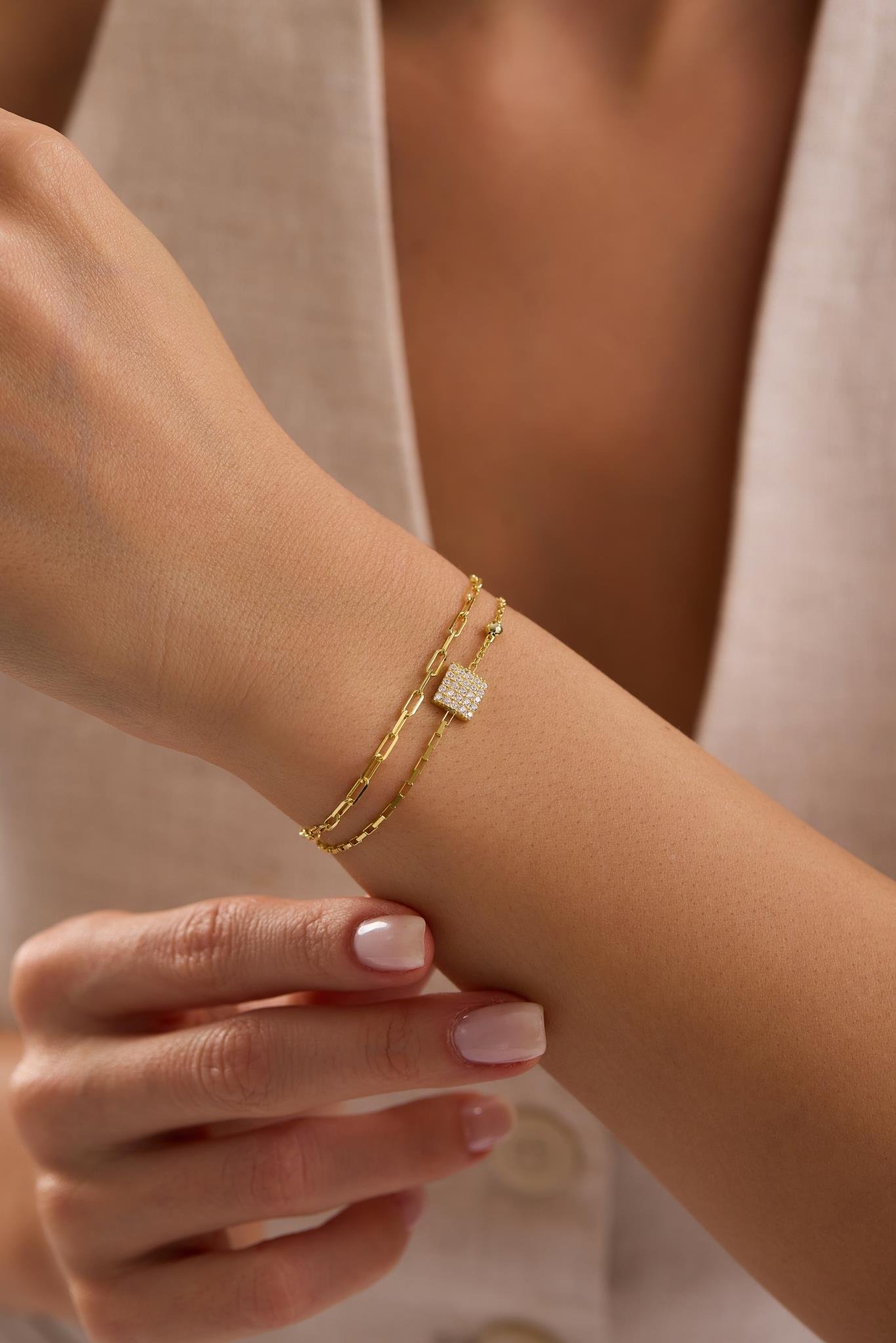 925 Ayar Gümüş Gold Kaplama Çift Zincirli Zirkon Taşlı Kare Model Bileklik