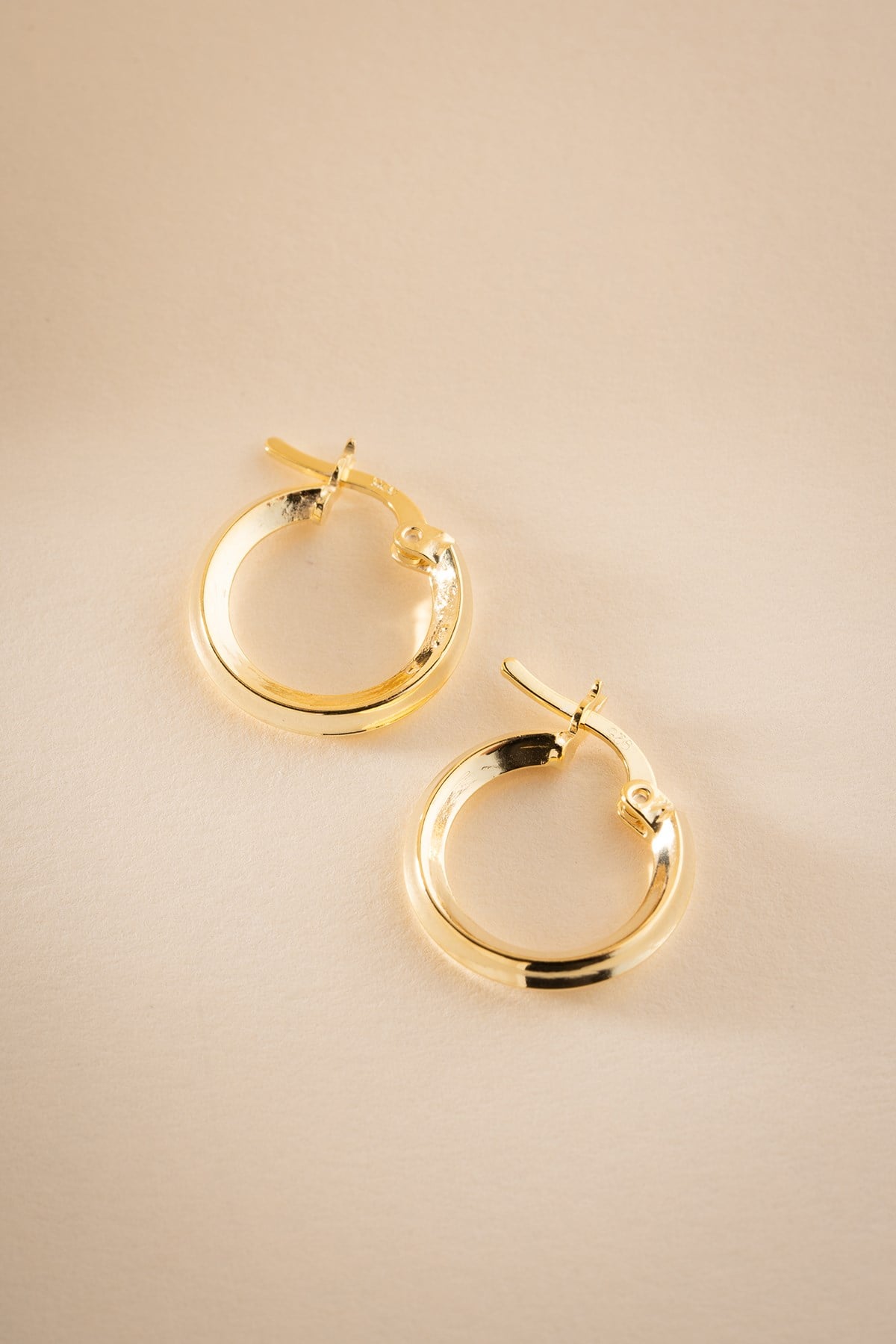 925 Ayar Gümüş Gold Kaplama Kalemli 15 mm Sade Şarnel Küpe