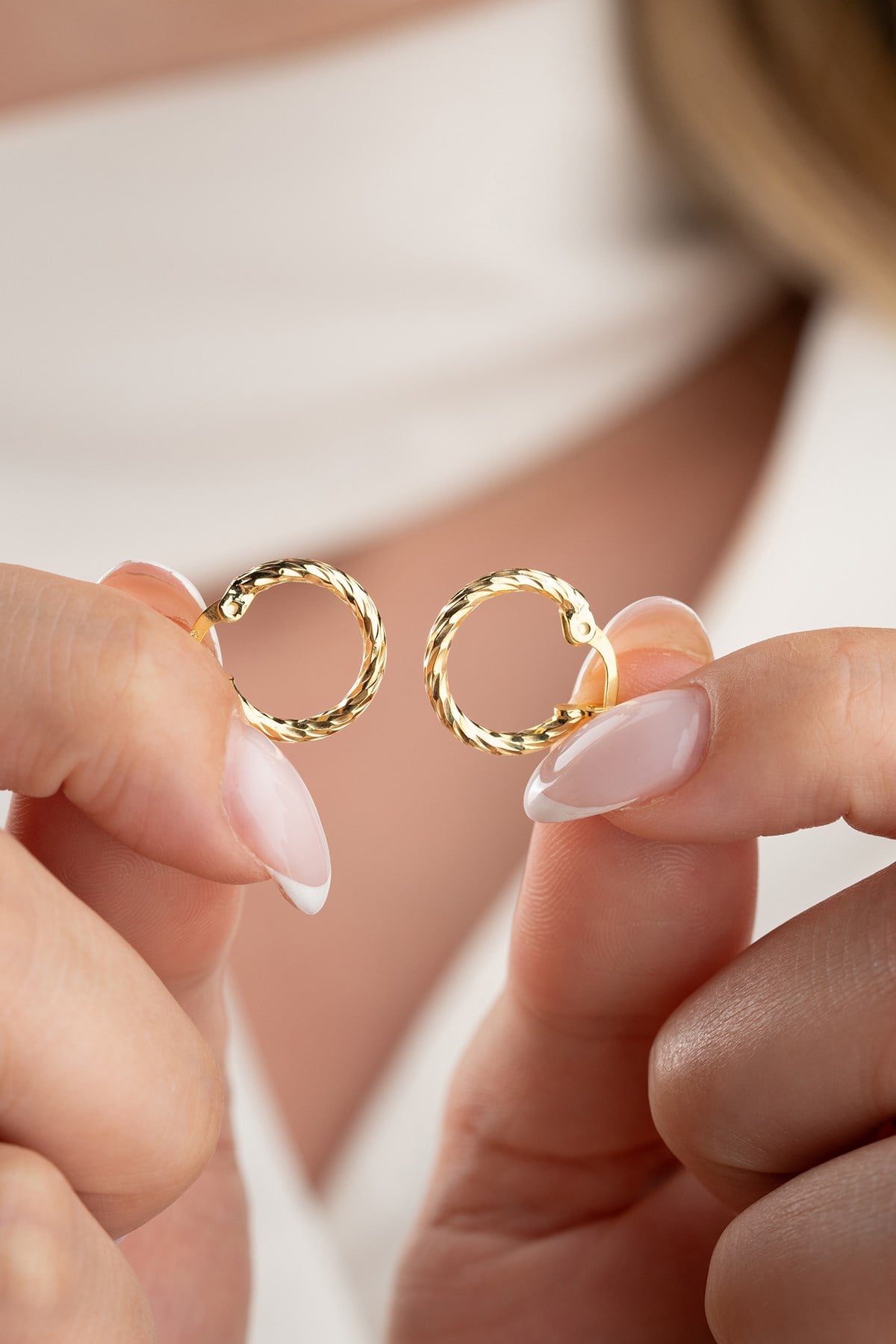 925 Ayar Gümüş Gold Kaplama Kalemli 15 mm Şarnel Halka Küpe