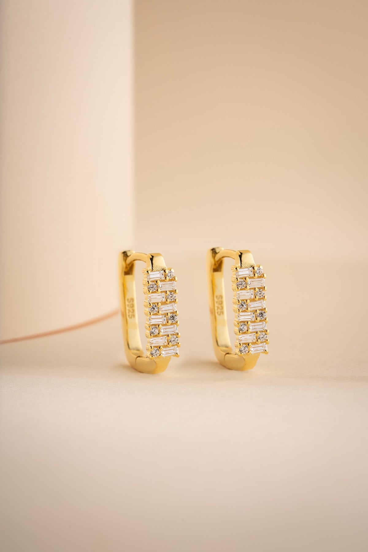 925 Ayar Gümüş Gold Kaplama Kare Model Baget Taşlı Küpe