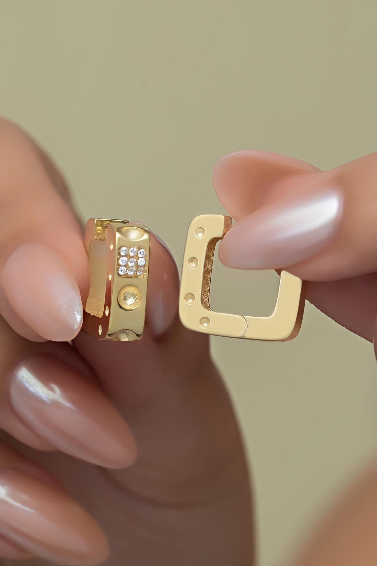 925 Ayar Gümüş Gold Kaplama Kare Tasarım Zirkon Taşlı Küpe