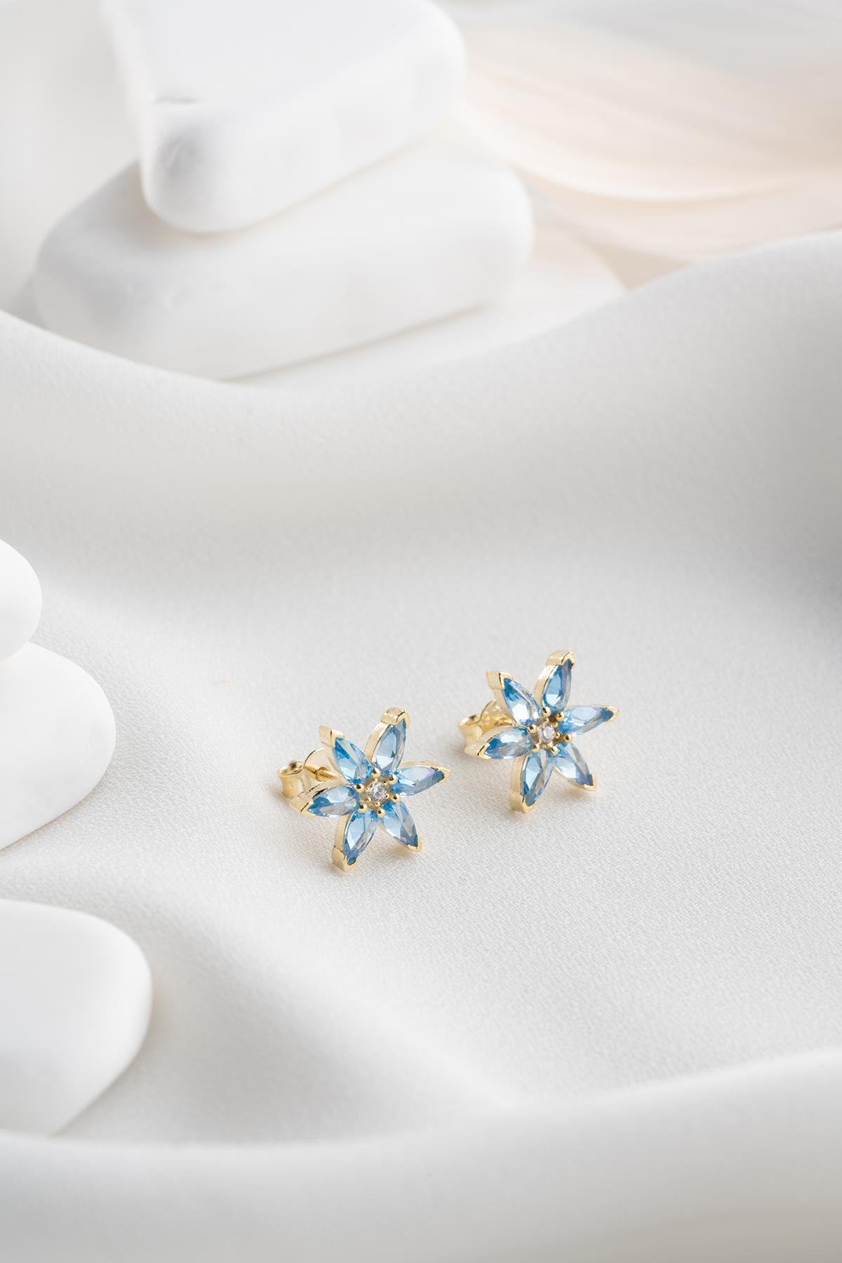 925 Ayar Gümüş Gold Kaplama Mavi Zirkon Taşlı Lotus Çiçeği Küpe