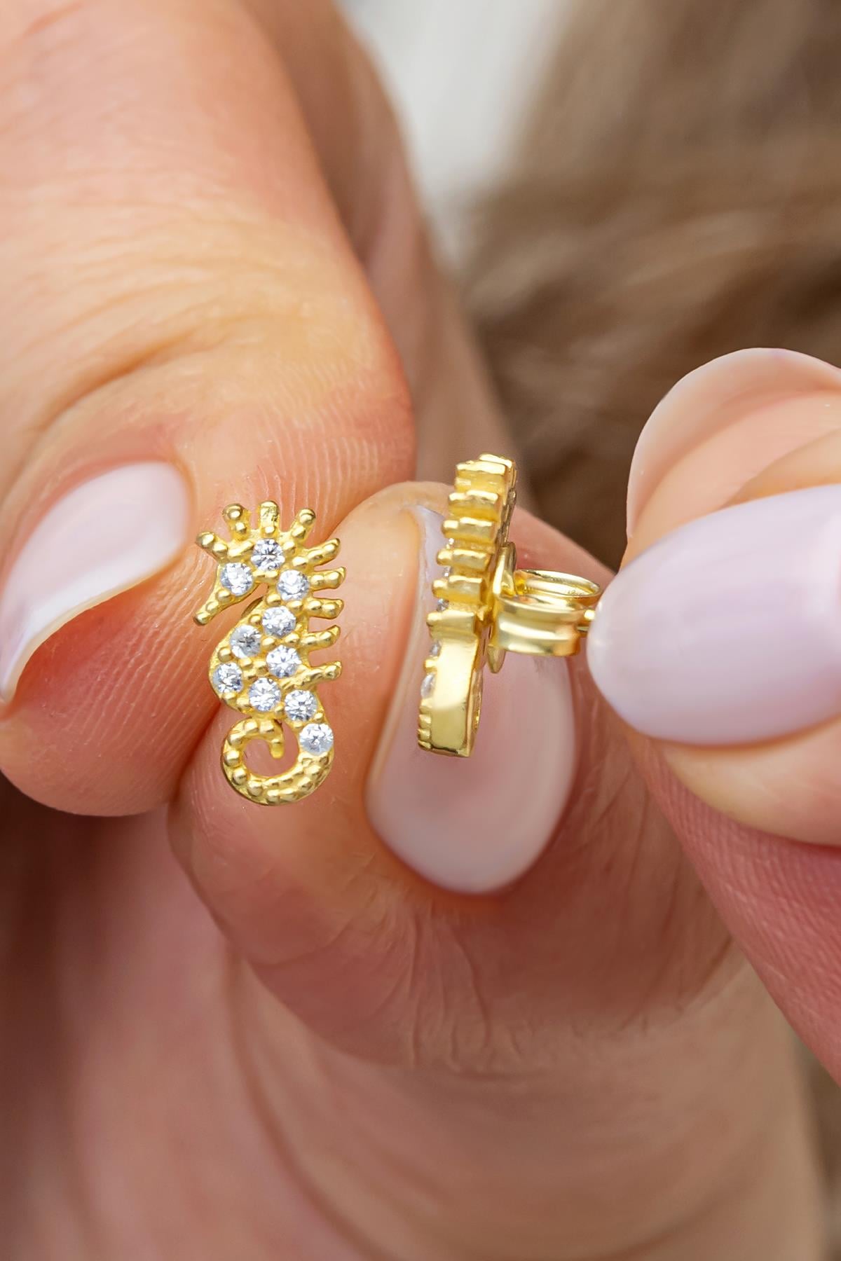 925 Ayar Gümüş Gold Kaplama Minimal Deniz Atı Küpe