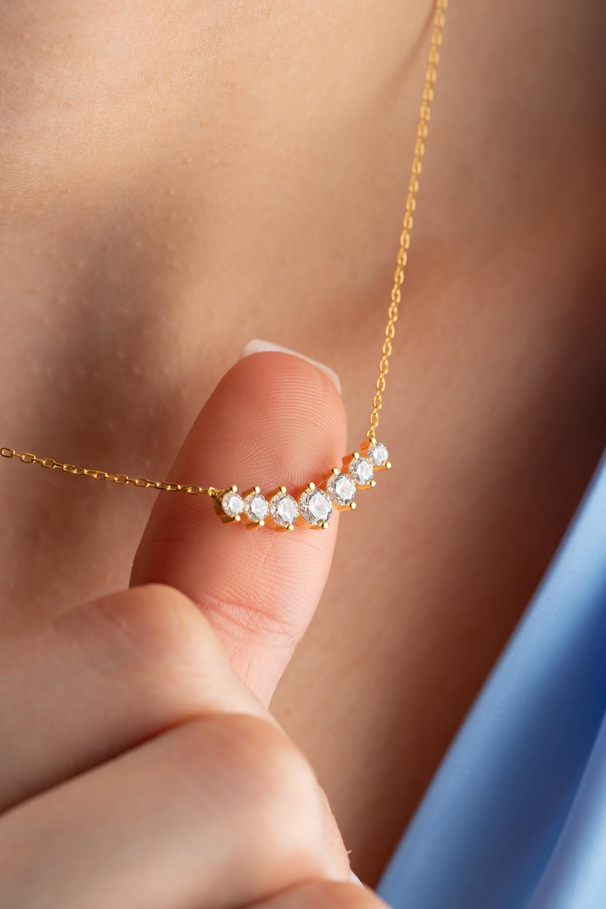 925 Ayar Gümüş Gold Kaplama Sıralı 7 Zirkon Taşlı Tasarım Kolye