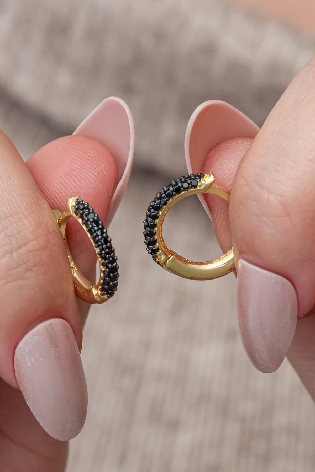 925 Ayar Gümüş Gold Kaplama Siyah Taşlı 15 mm Halka Küpe