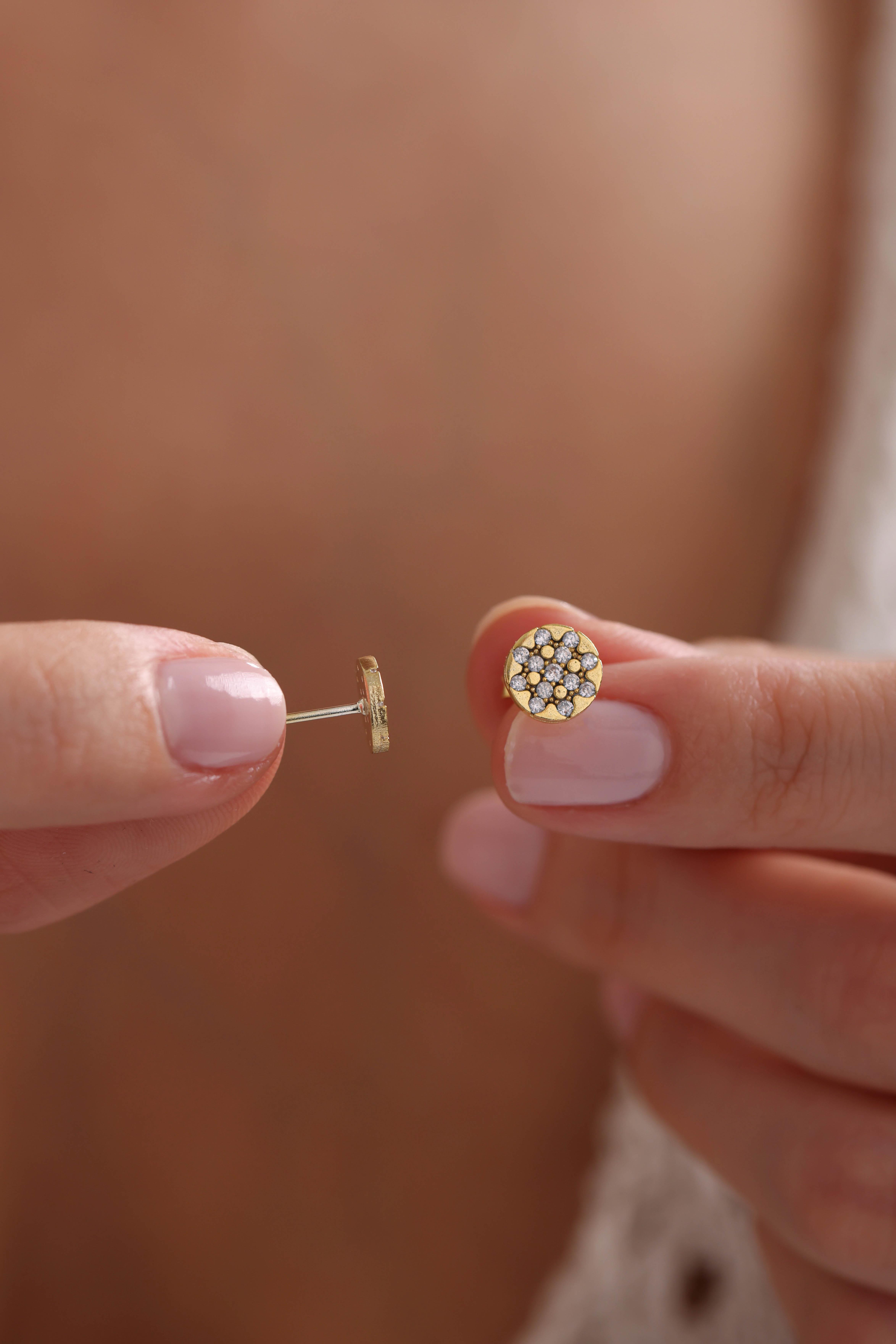 925 Ayar Gümüş Gold Kaplama Zirkon Taşlı Yuvarlak Model Minik Küpe