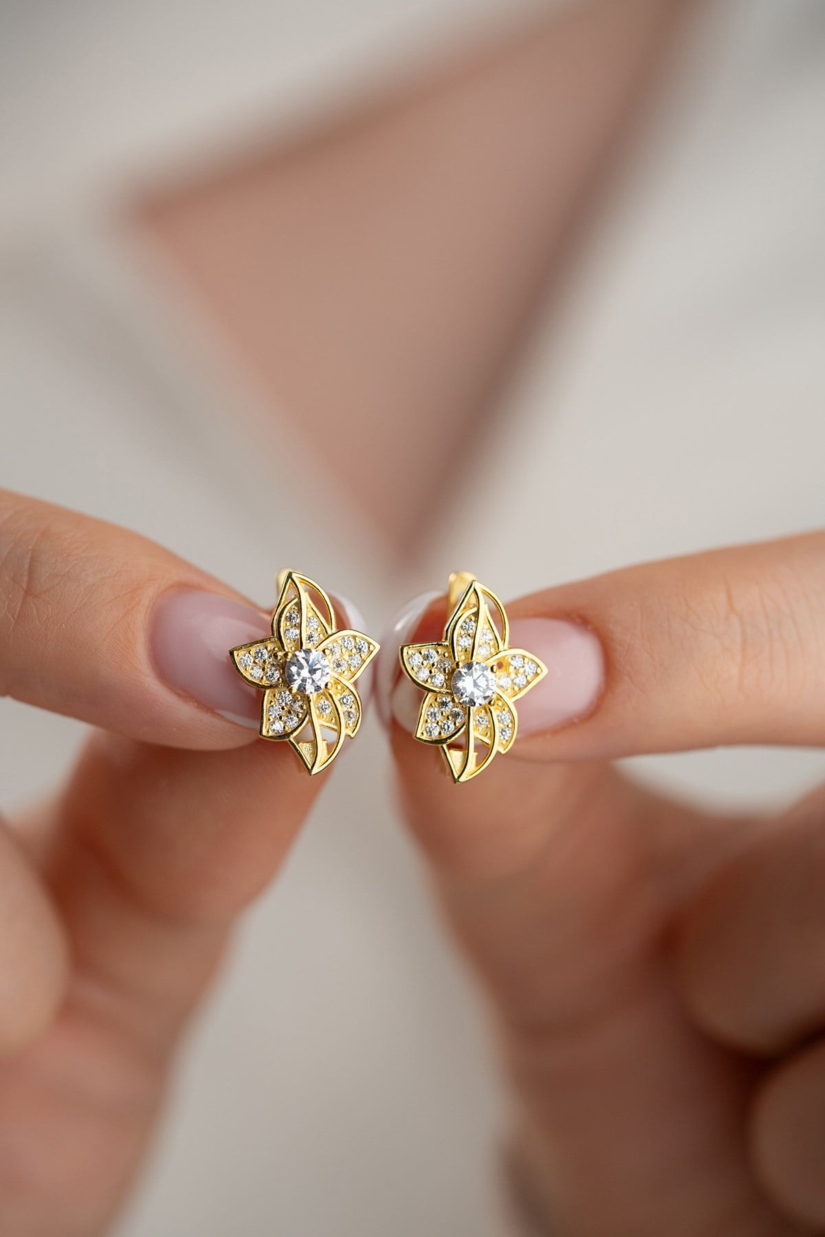925 Ayar Gümüş Gold Kaplama Zirkon Taşlı Zambak Çiçeği Model Küpe