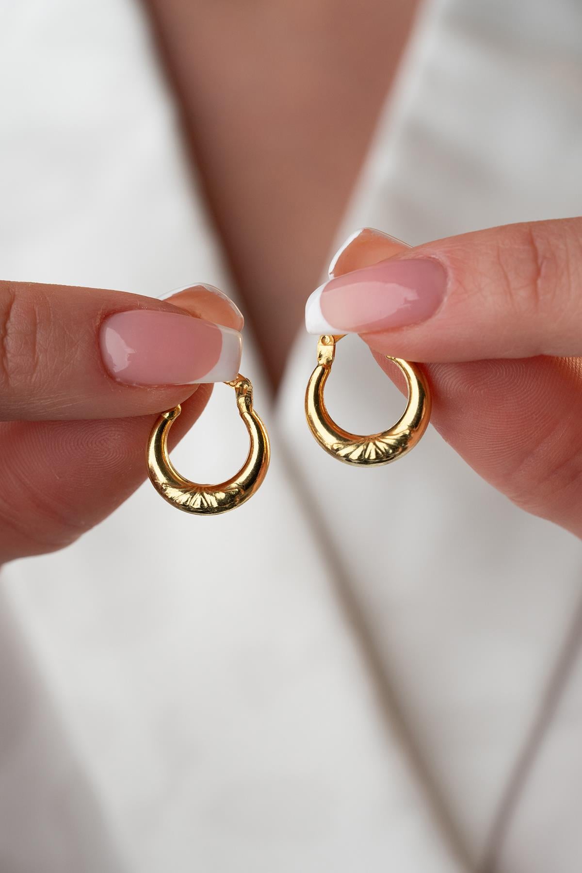 925 Ayar Gümüş Gold Rengi Minik Çizgili 15 mm Şarnel Küpe