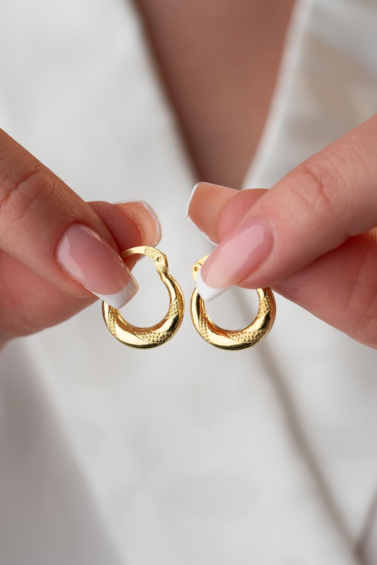 925 Ayar Gümüş Gold Rengi Noktalı 15 mm Şarnel Küpe