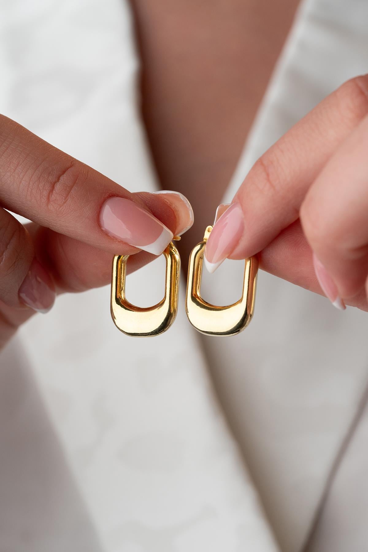 925 Ayar Gümüş Gold Rengi Tombul U Şekil Tasarım Şarnel Küpe