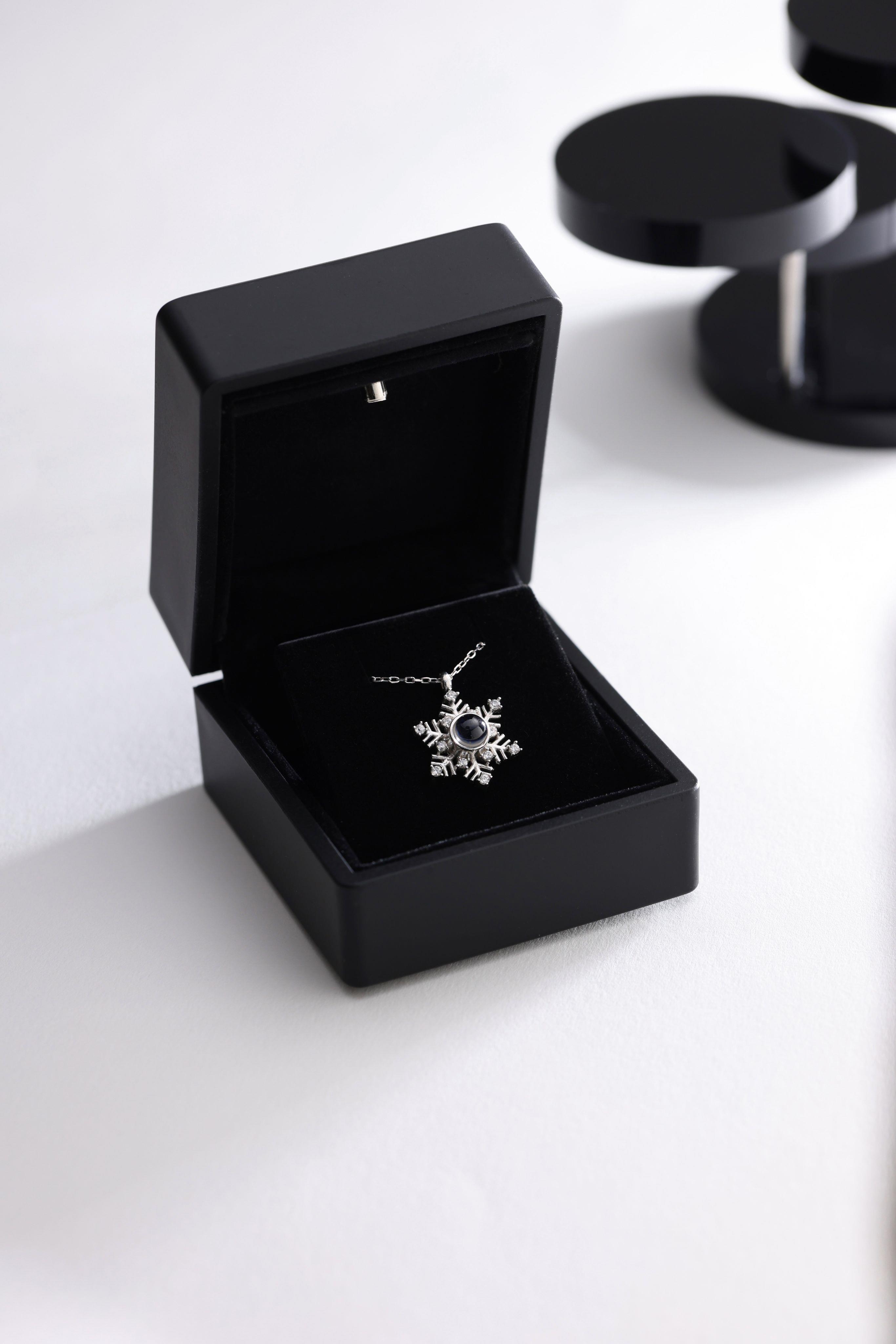 925 Ayar Gümüş Işıklı Kutuda 100 Dilde Seni Seviyorum Kartanesi Kadın Gümüş Kolye