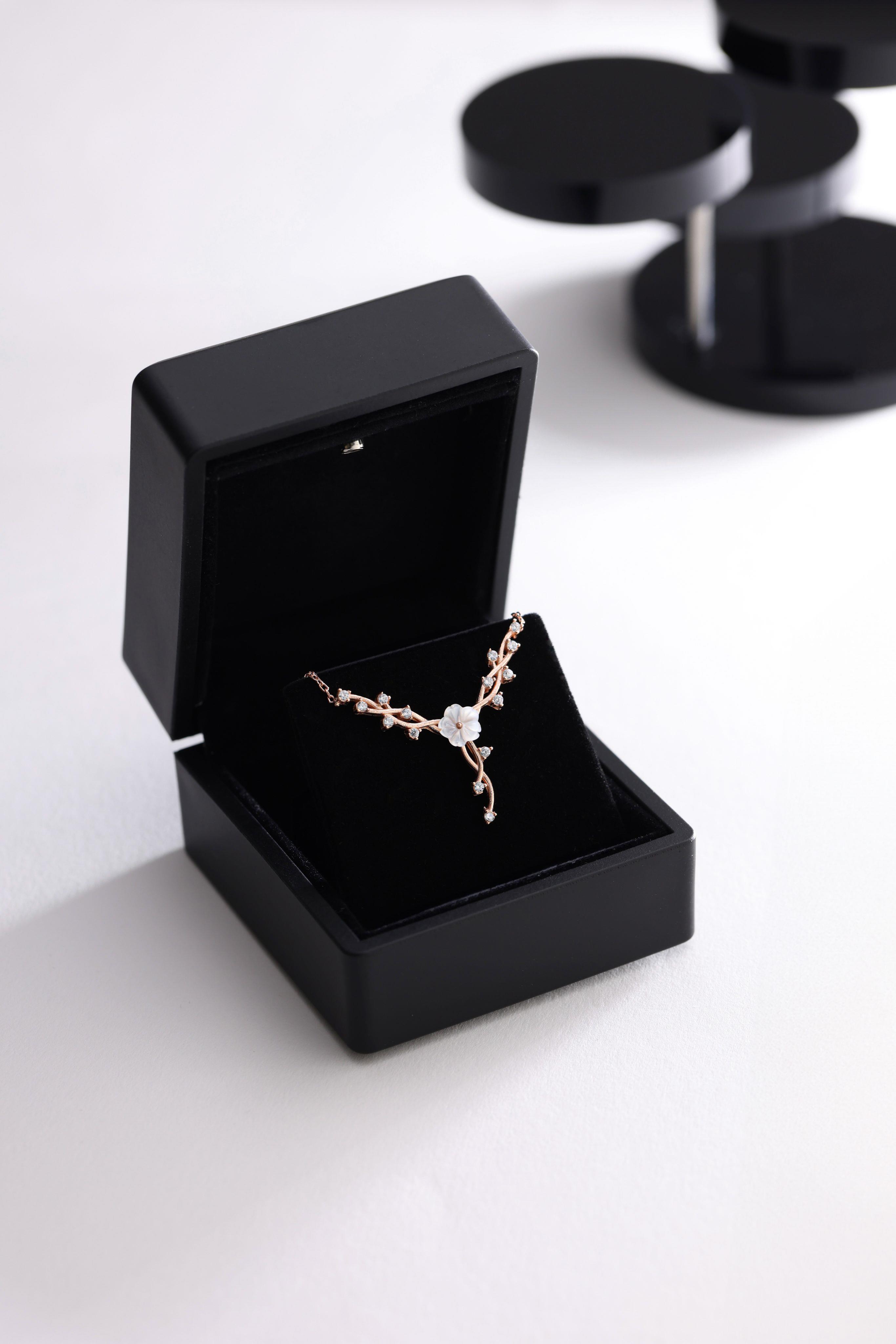 925 Ayar Gümüş Işıklı Kutuda Manolya Çiçeği Sarmaşık Model Kolye