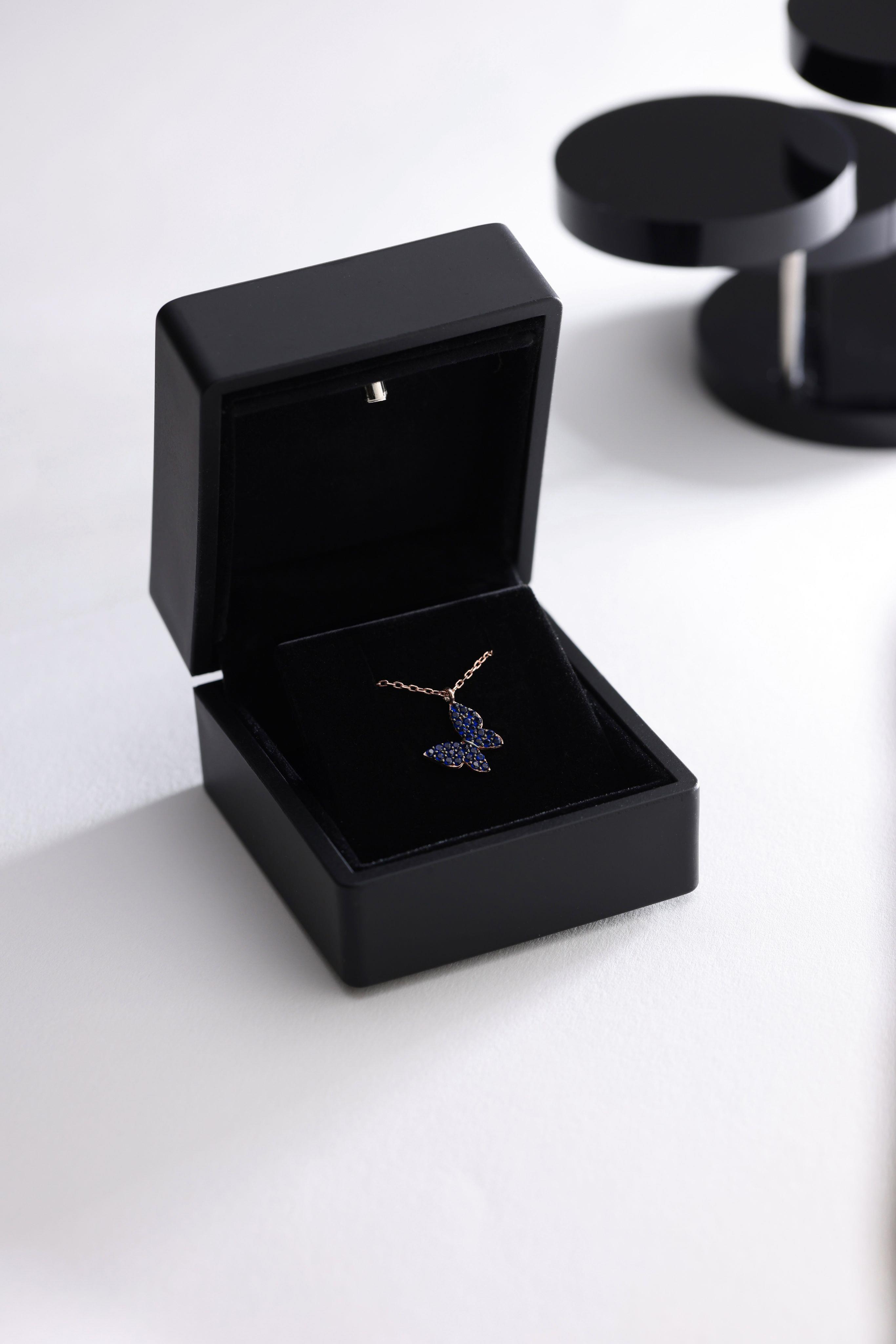 925 Ayar Gümüş Işıklı Kutuda Minik Mavi Kelebek Kolye Kadın Gümüş Kolye 