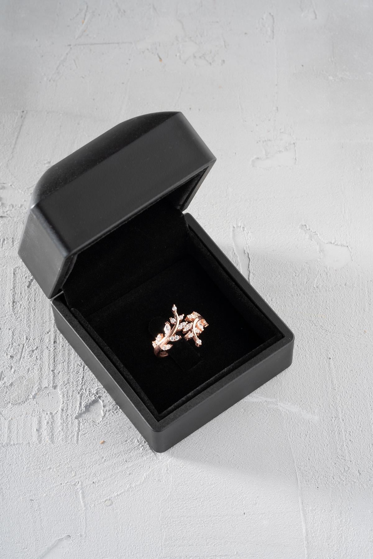 925 Ayar Gümüş Işıklı Kutuda Zirkon Taşlı Rose Zeytin Dalı Gümüş Yüzük