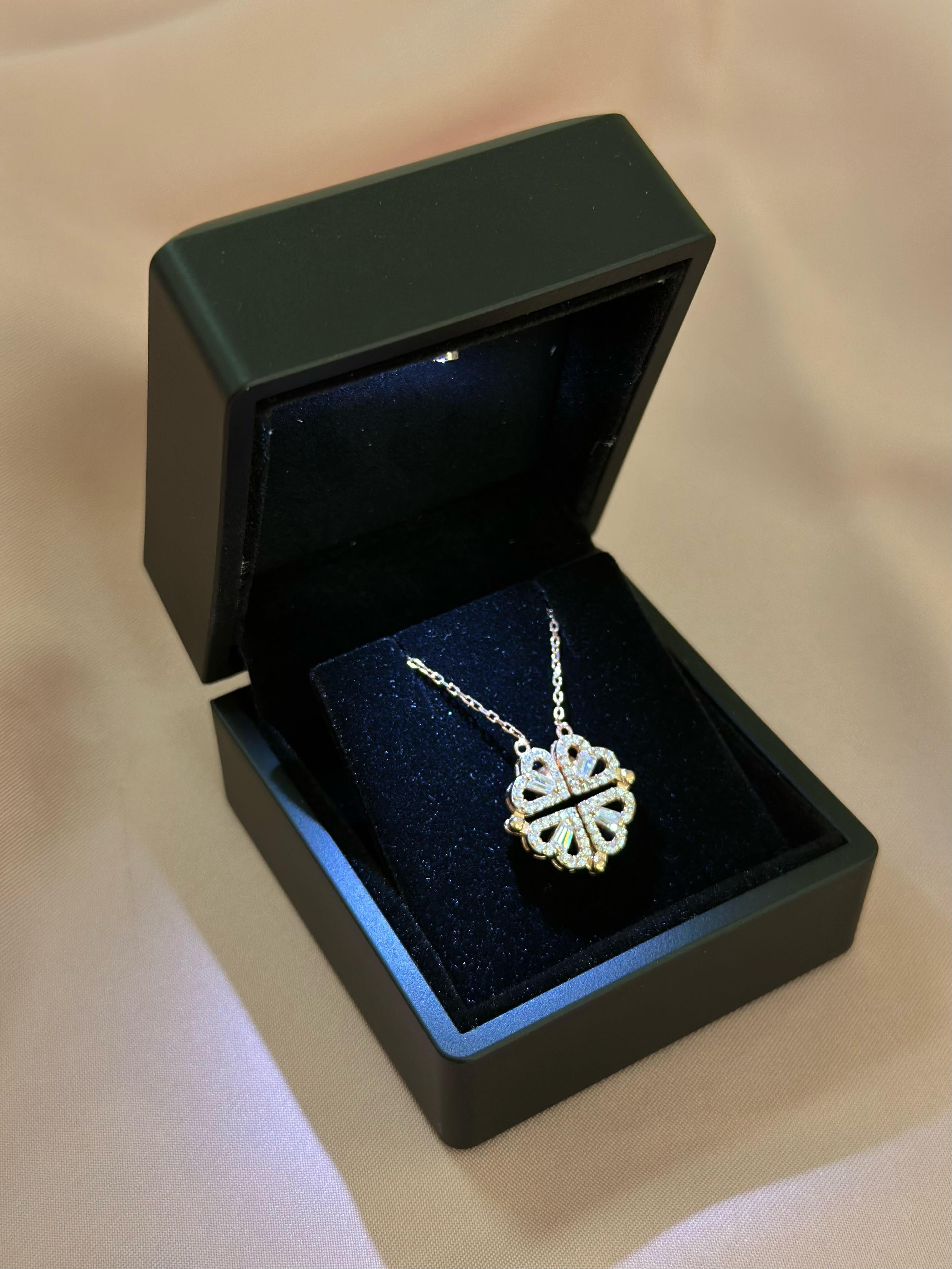 925 Ayar Gümüş Işıklı Kutulu Mıknatıslı Açılır Kapanır Rose Yonca Kolye