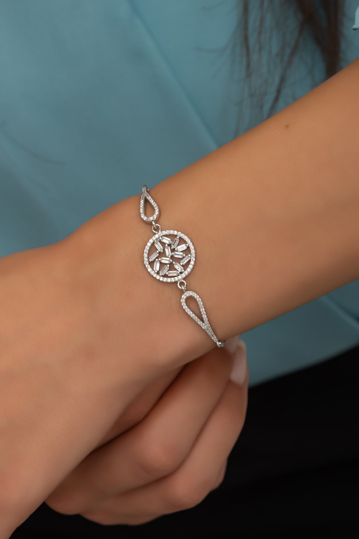 925 Ayar Gümüş Kelepçe Model Baget Taşlı Yuvarlak Bileklik