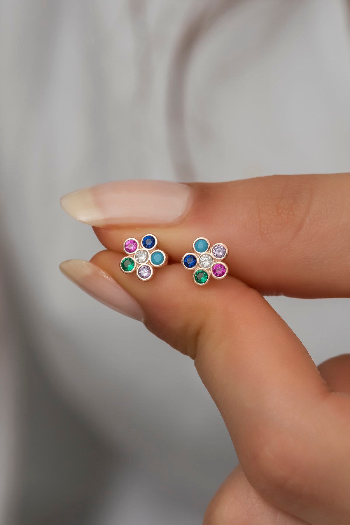 925 Ayar Gümüş Minik Mix Taşlı Kır Çiçeği Küpe