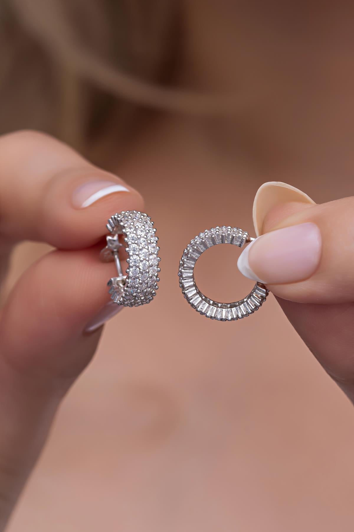 925 Ayar Gümüş Rodyum 3 Sıra Beyaz Taşlı Yarım Tur Küpe