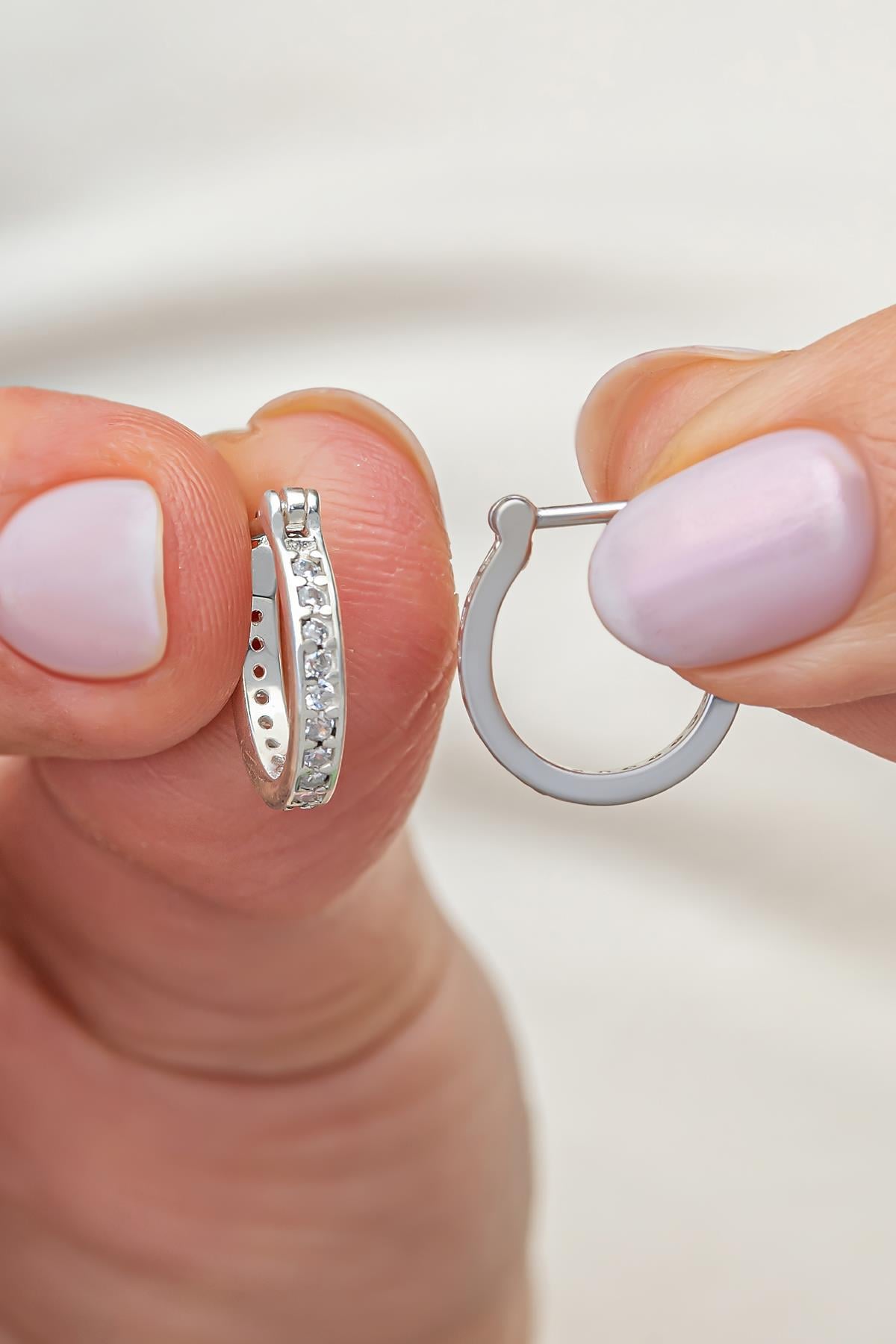 925 Ayar Gümüş Rodyum Kaplama 10 Mm Zirkon Taşlı J Model Küpe
