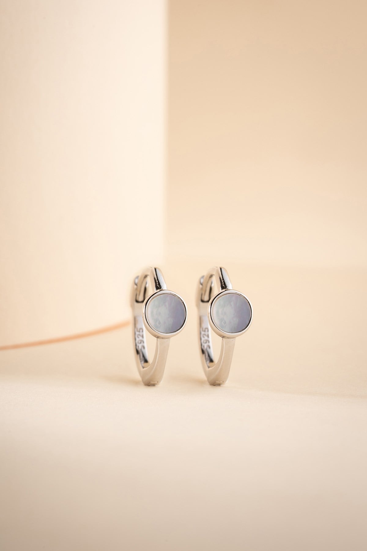 925 Ayar Gümüş Rodyum Kaplama 12 mm Sedef Taşlı Halka Küpe