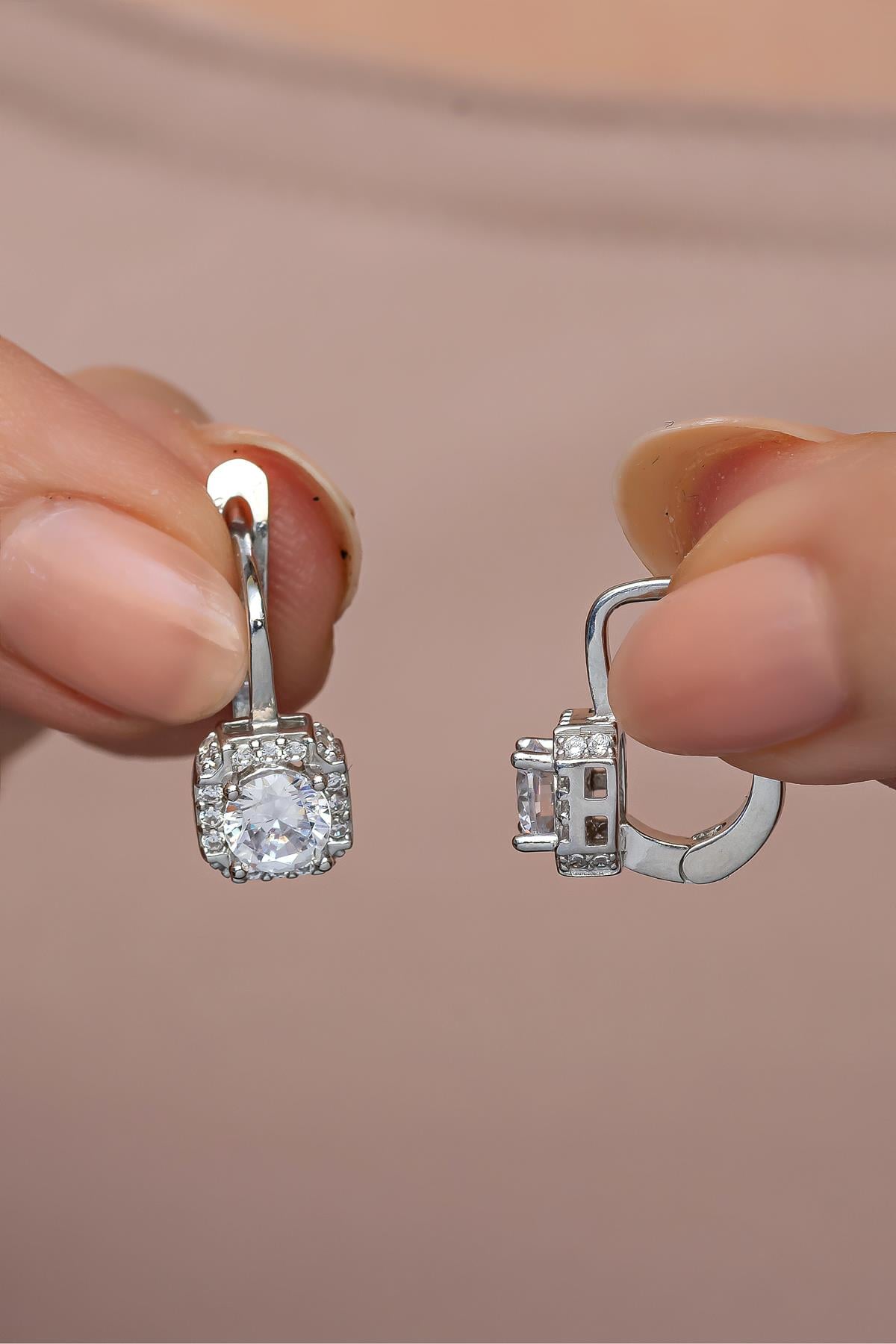 925 Ayar Gümüş Rodyum Kaplama J Model Kare Tektaş  Küpe