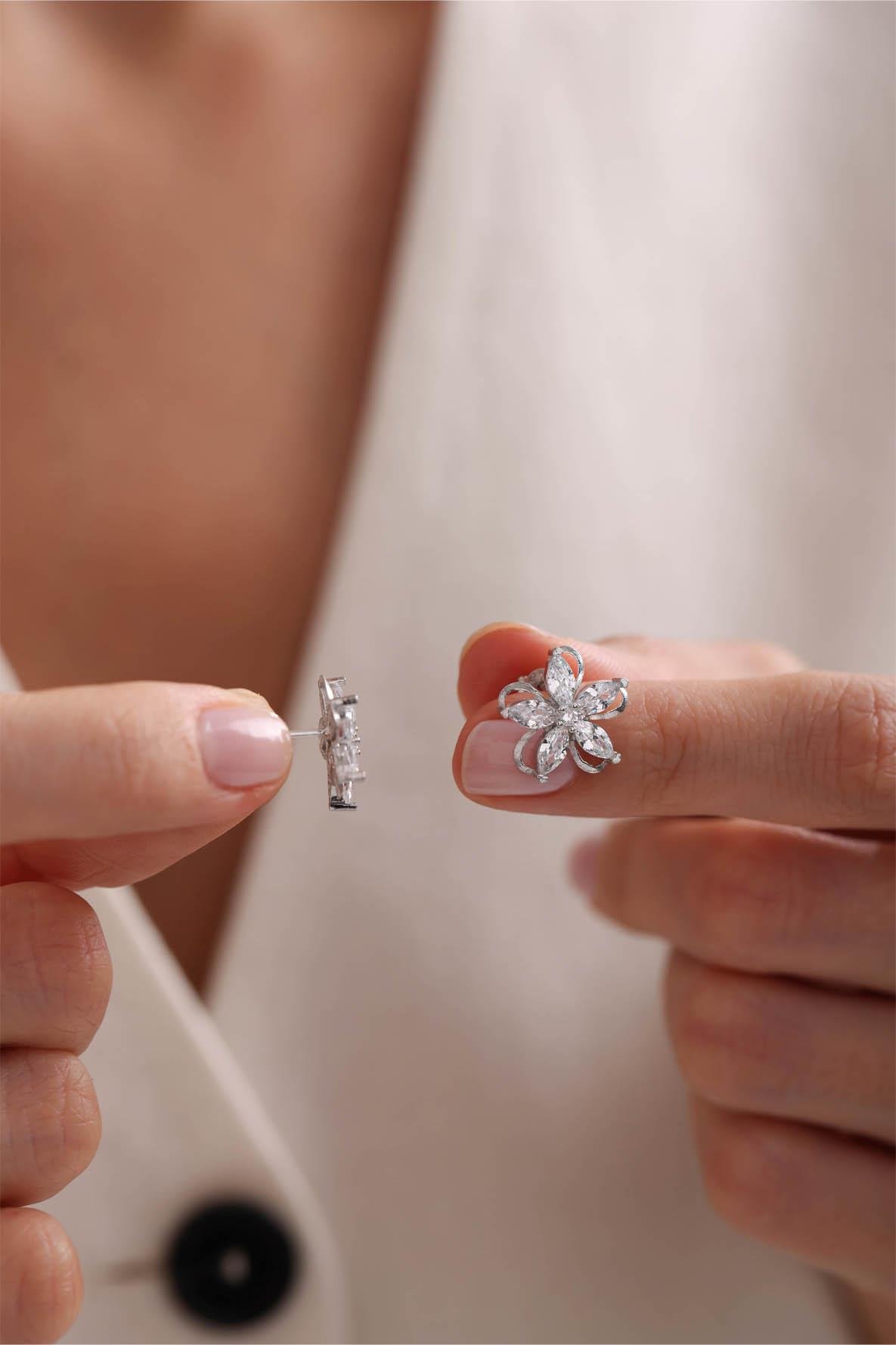 925 Ayar Gümüş Rodyum Kaplama Kamelya Çiçeği Model Küpe