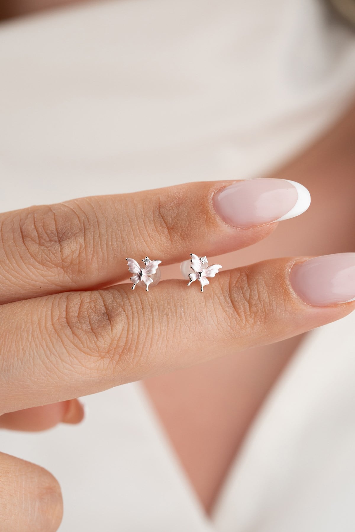 925 Ayar Gümüş Rodyum Kaplama Minimal Pembe Mineli Kelebek Model Küpe