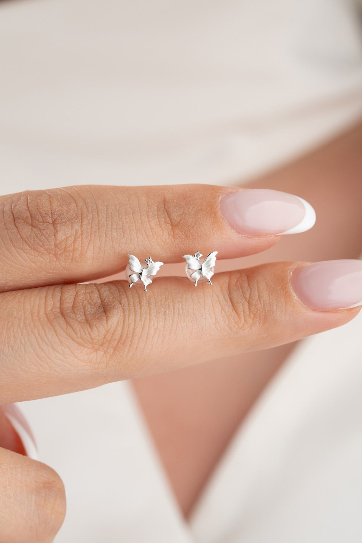 925 Ayar Gümüş Rodyum Kaplama Minimal Beyaz Mineli Kelebek Model Küpe