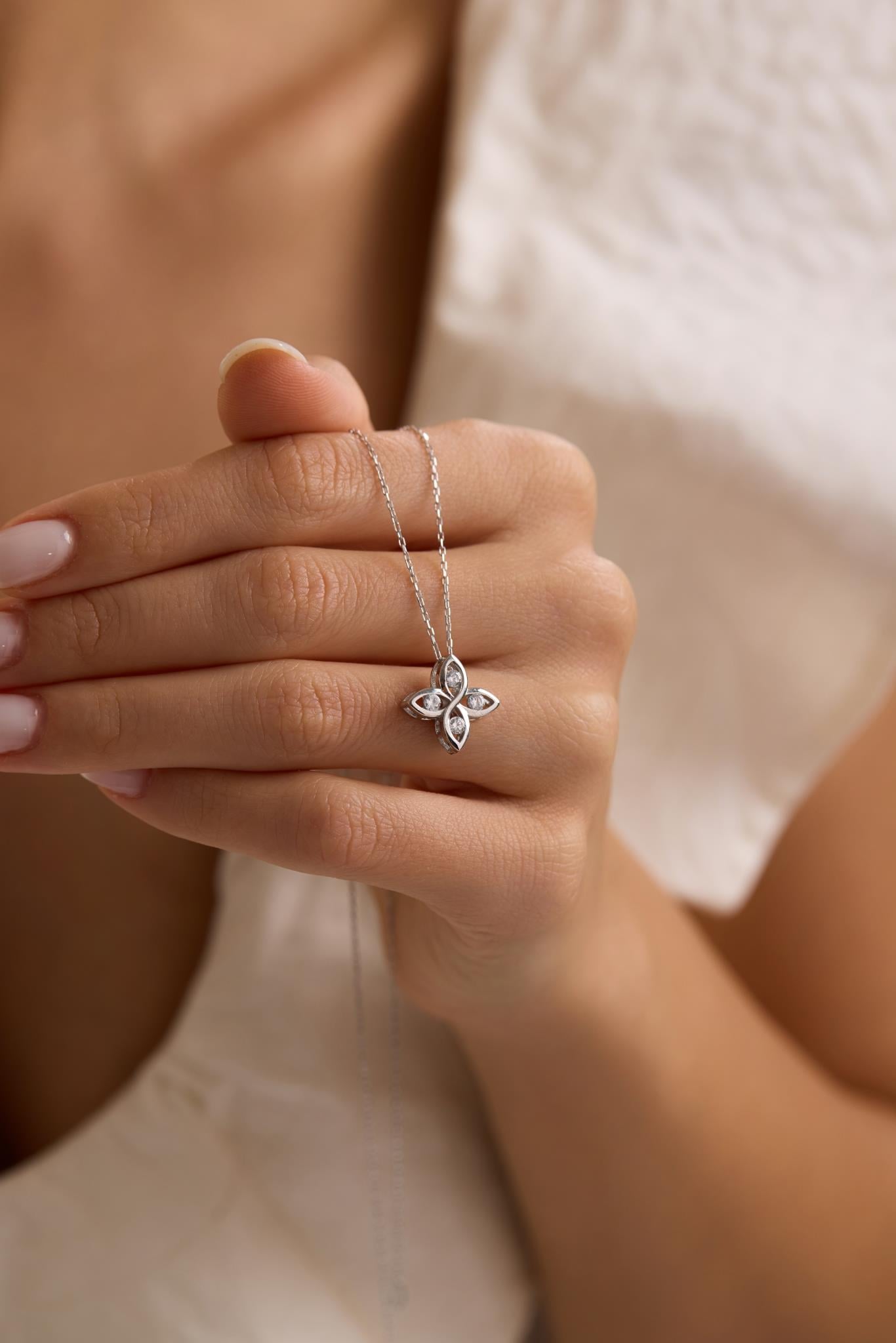 925 Ayar Gümüş Rodyum Kaplama Minimalist Dört Yapraklı Çiçek Motifli Kolye
