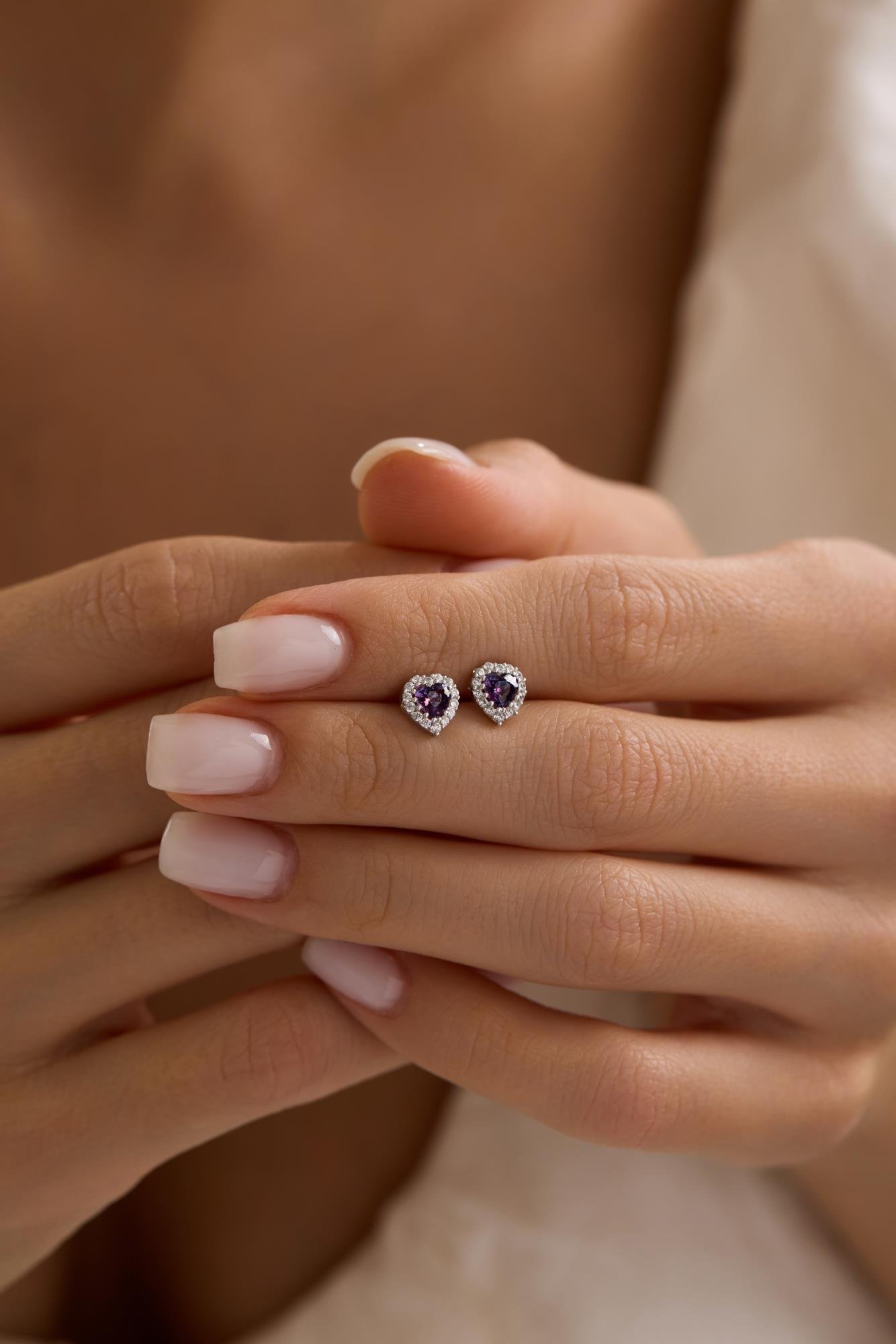 925 Ayar Gümüş Rodyum Kaplama Mor Taşlı Kalp Model Küpe