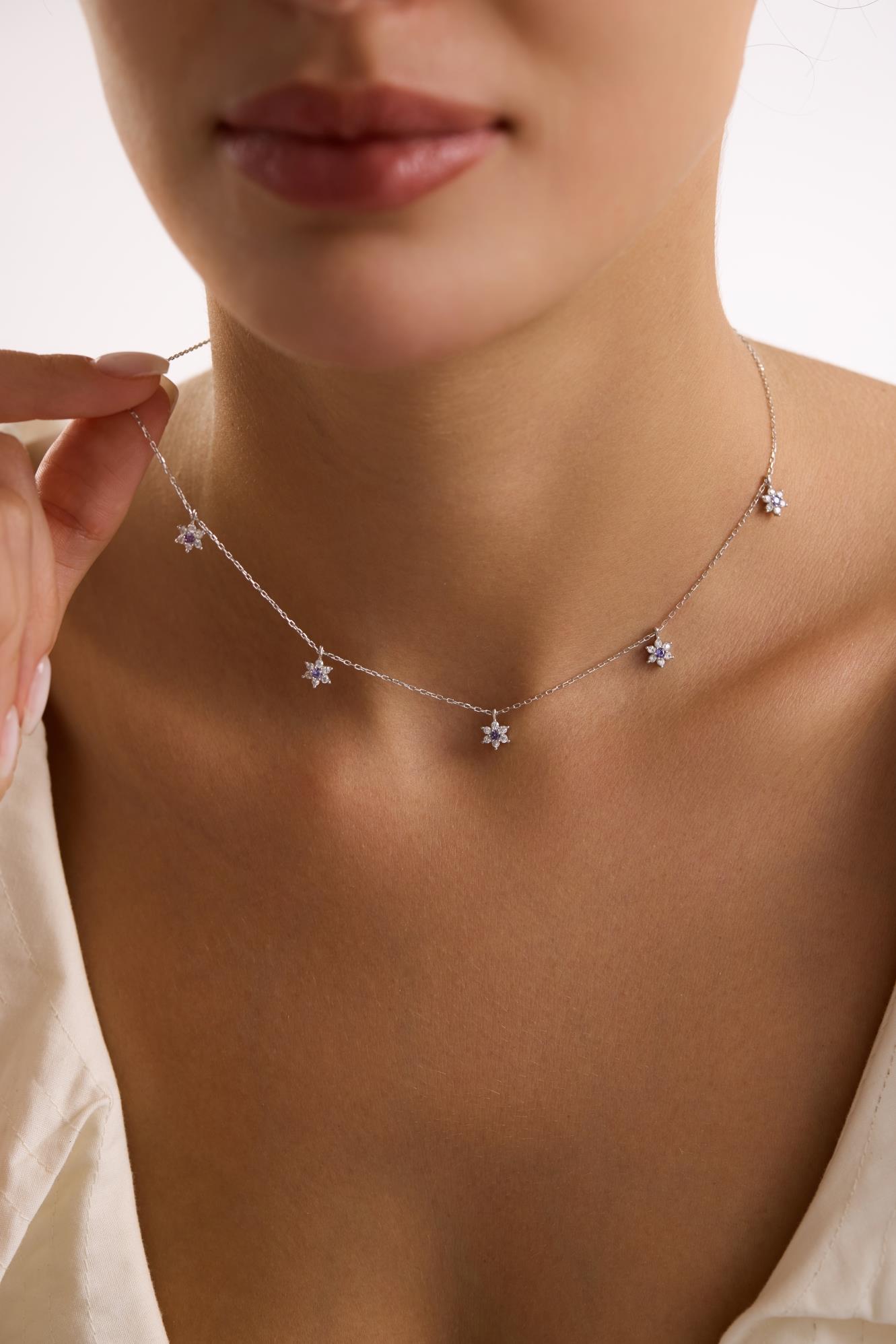 925 Ayar Gümüş Rodyum Kaplama Mor Taşlı Minimal Çiçek Şans Kolye