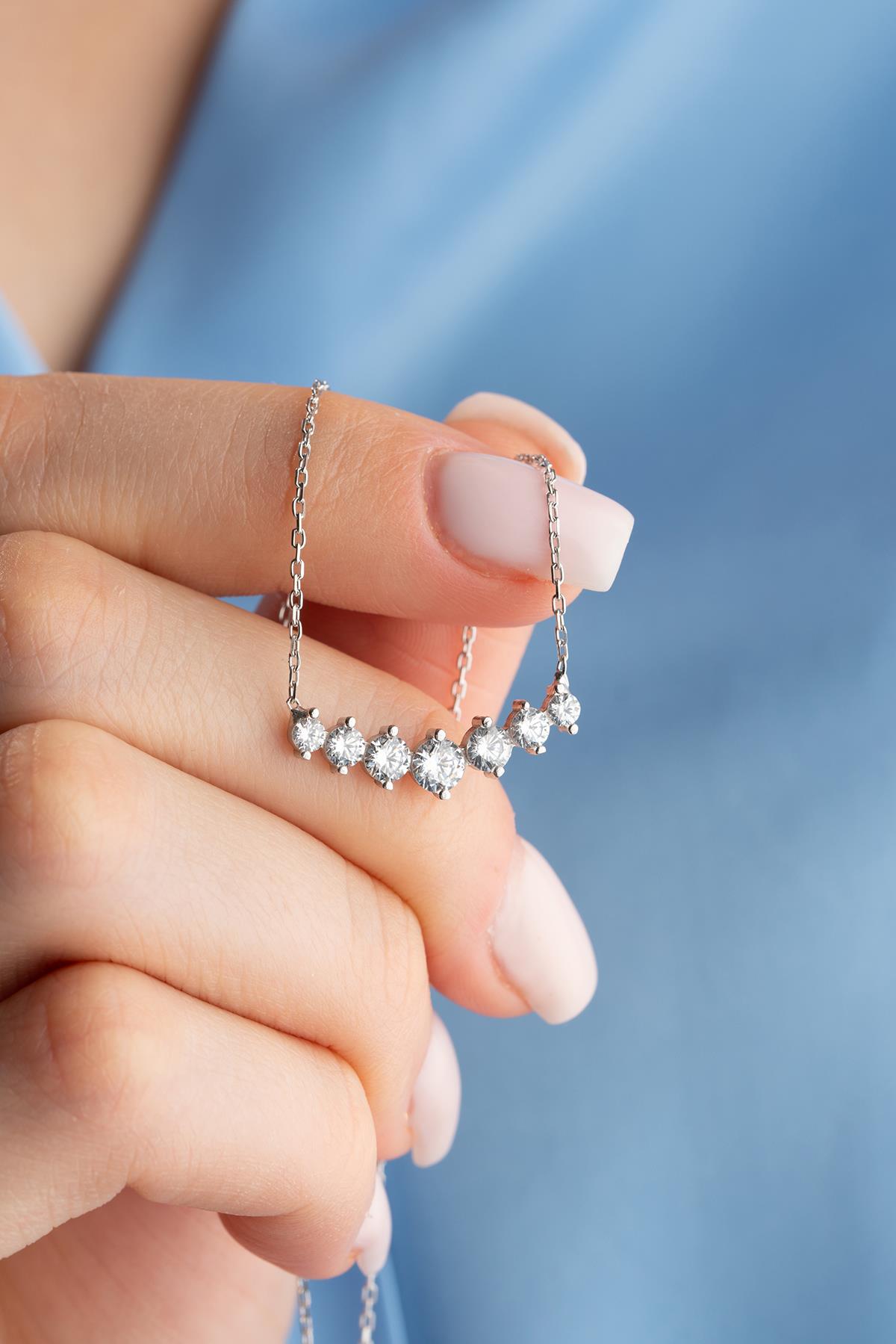 925 Ayar Gümüş Rodyum Kaplama Sıralı 7 Zirkon Taşlı Tasarım Kolye