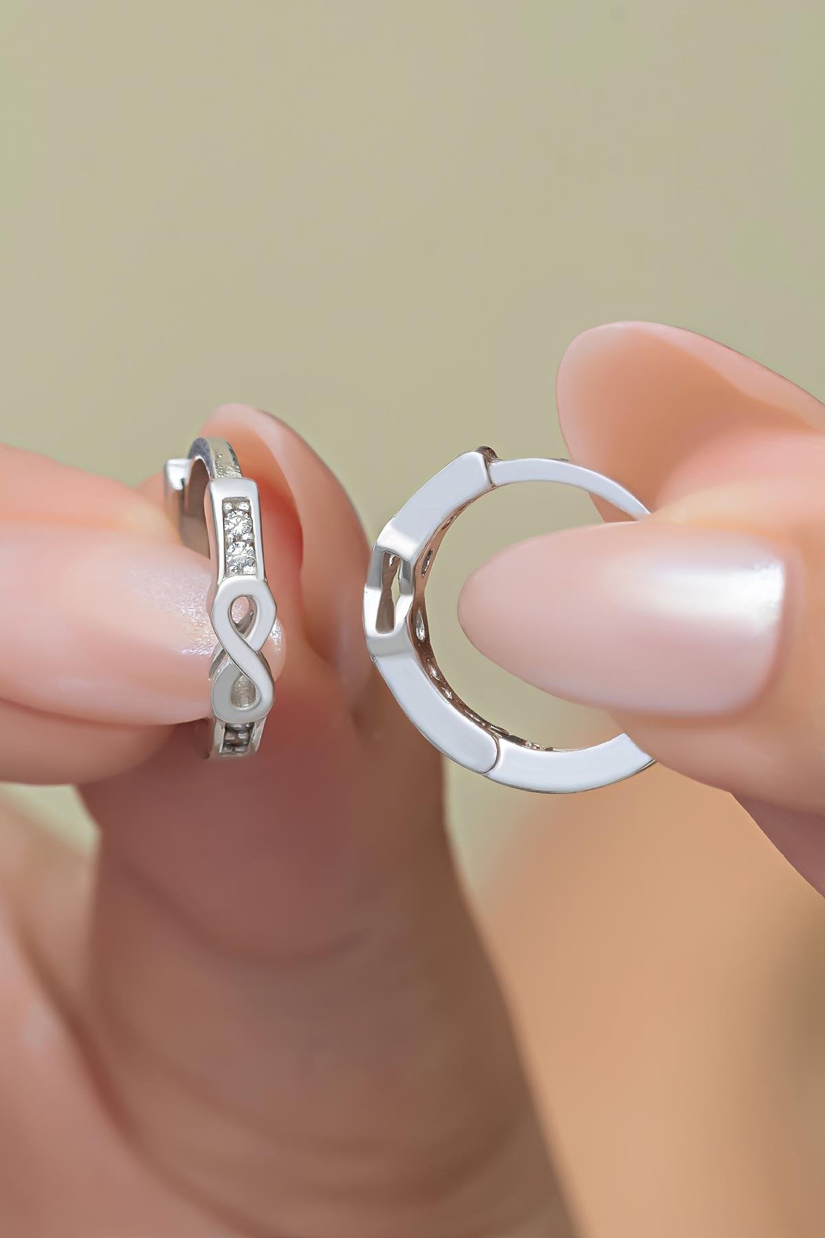 925 Ayar Gümüş Rodyum Kaplama Sonsuzluk Detay 12 mm Halka Küpe