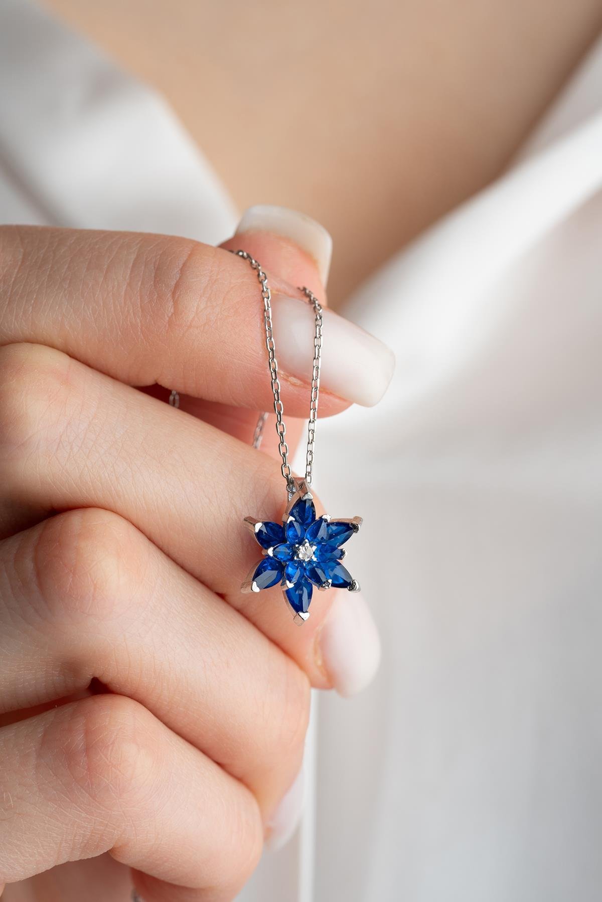 925 Ayar Gümüş Rodyumlu Mavi Taşlı Lotus Çiçeği Kolye