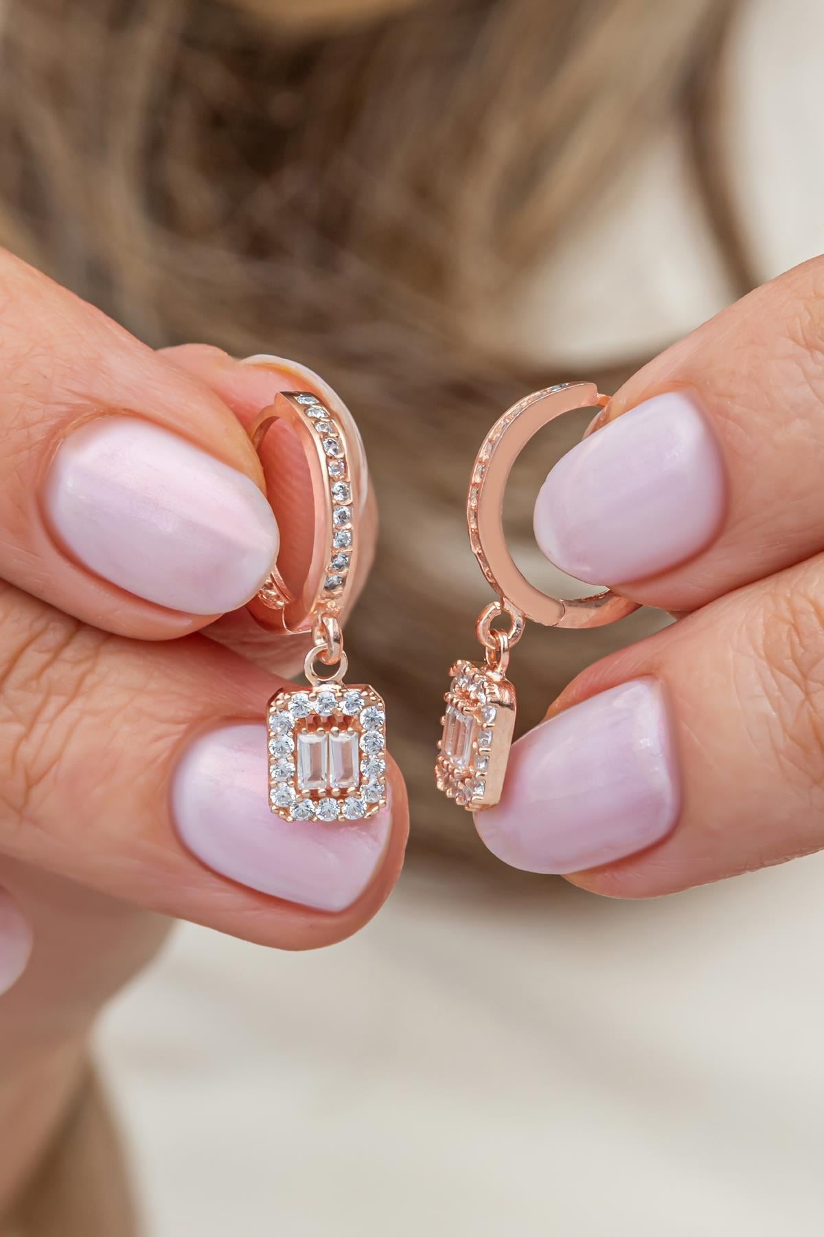 925 Ayar Gümüş Rose 10 Mm Halka Sallantılı Baget Taşlı Küpe
