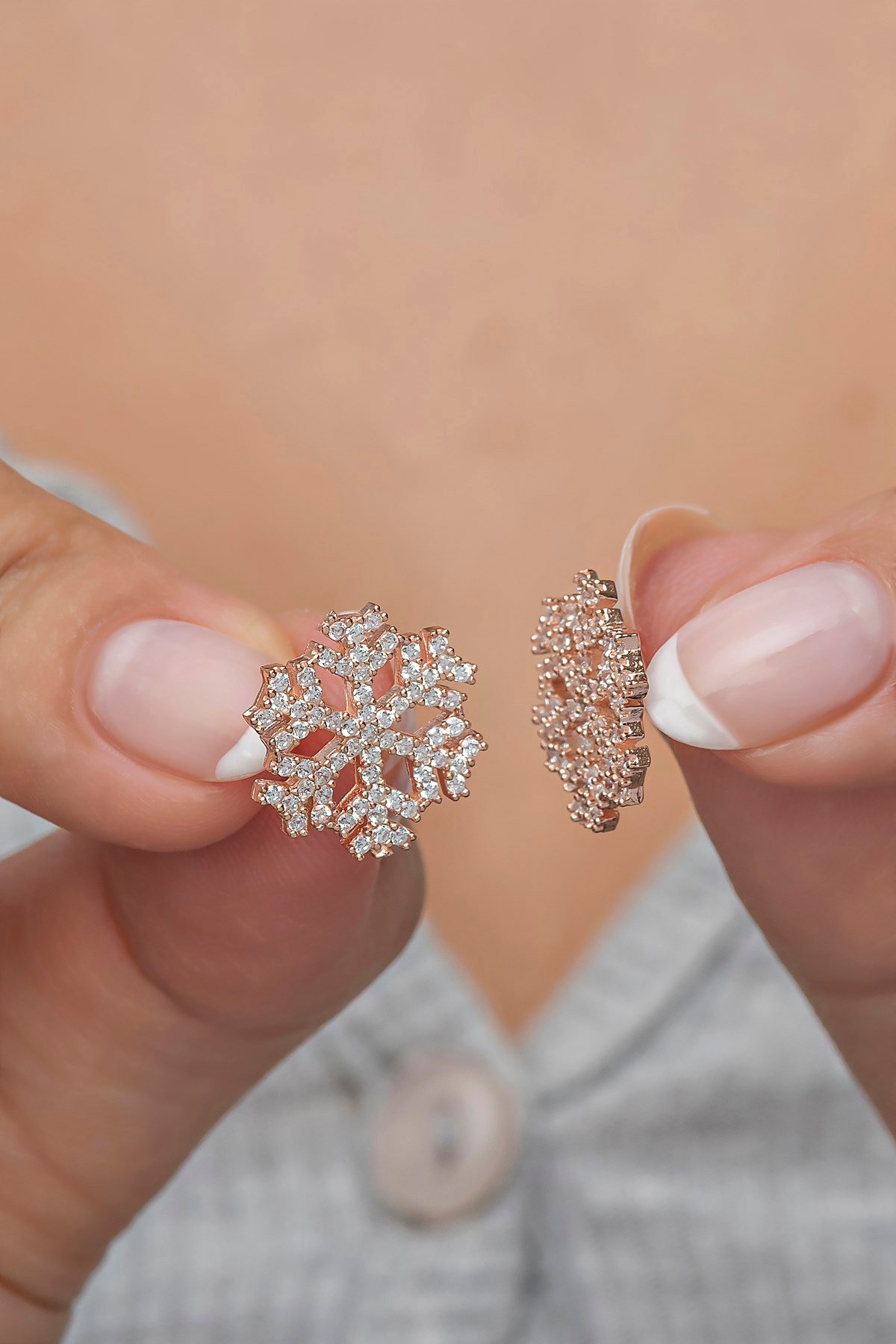 925 Ayar Gümüş Rose Beyaz Taşlı Kartanesi Küpe