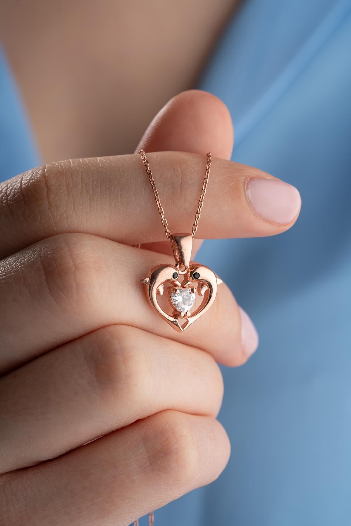 925 Ayar Gümüş Rose Kaplama Aşık Yunuslar Beyaz Kalp Model Kolye